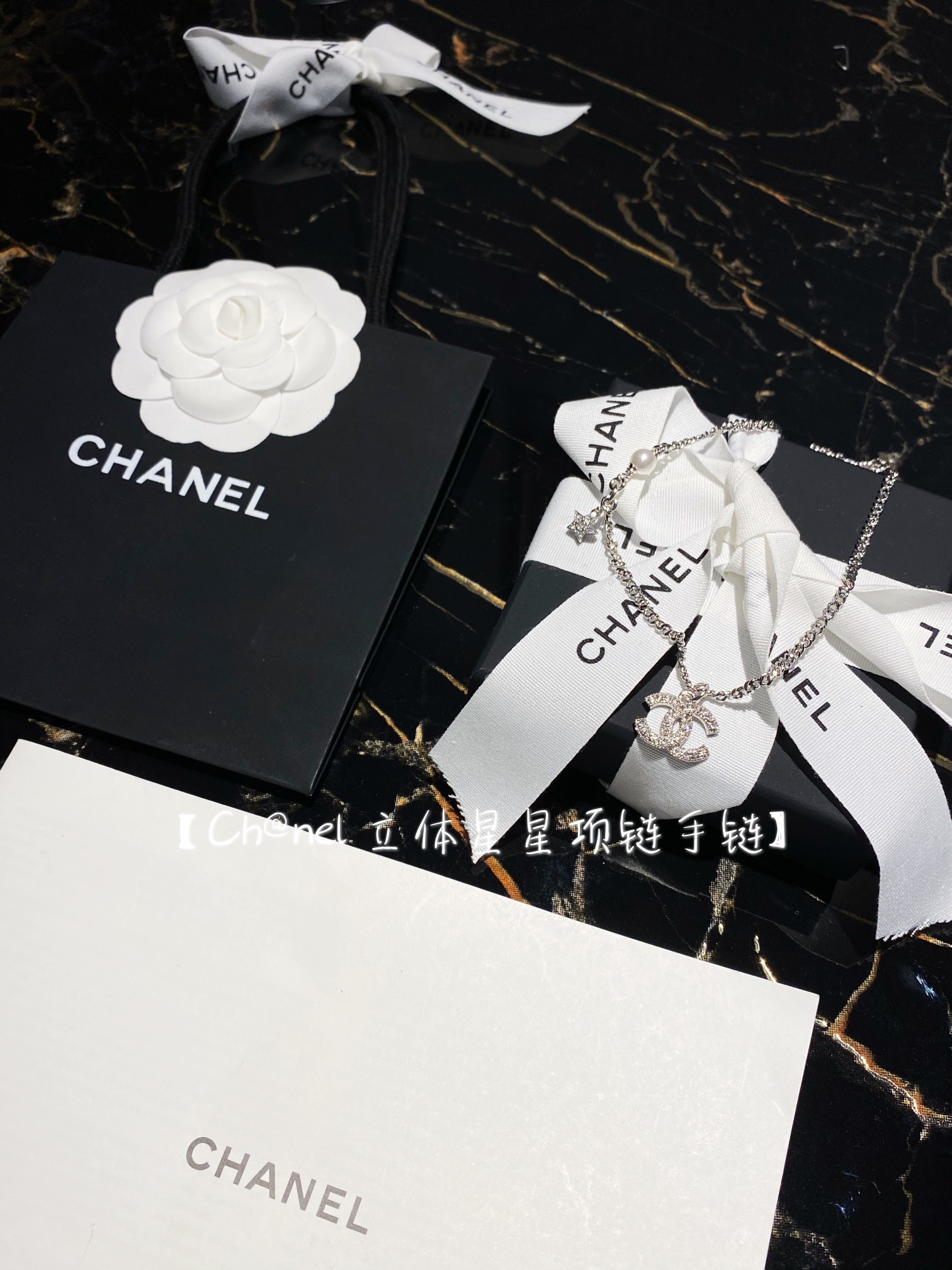 NO:634062,88160 respectively [Ch@ne Three-dimensional Star Necklace Bracelet] ·The necklace and bracelet are inlaid with 28 bright Swarovski crystal diamonds ·Exclusively customized invincible glitter chain, flat and hand-polished, the only version of the highest quality ·Thick three-dimensional star, every cutting surface is polished by hand, flat and smooth ZP, this is really amazing, simple and elegant style, the length can be adjusted, necklace  It can be made as a long chain or as a necklace. It is suitable for daily casual wear. It is perfect when paired with a white T. It is so beautiful that you can’t imagine. You will fall in love with the necklace at first sight. A set of bracelets is very worth buying. The length of necklaces and bracelets can be adjusted. Swarovski, necklace, bracelet, Cardia high-end jewelry19860909分别88160【Ch@ne 立体星星项链手链】 ·项链手链均镶嵌28颗明亮施华洛世奇水晶钻 ·独家定制无敌闪光链条,扁平状手工抛光,唯一对版的zui高品质 ·立体厚实的小星星,没个切割面都是手工打磨,平整光滑 ZP ,这款真心太仙了,简单大方款式,可以调节长短,项链 做长链也可以做项链,适合日常休闲着装搭配搭配白T更是绝,美到你无法想象,一眼就爱上项链,手链一套非常值得入,项链,手链,都可以调节长短,,swarovski,necklace,bracelet,卡迪亚高端饰品,Jewelry