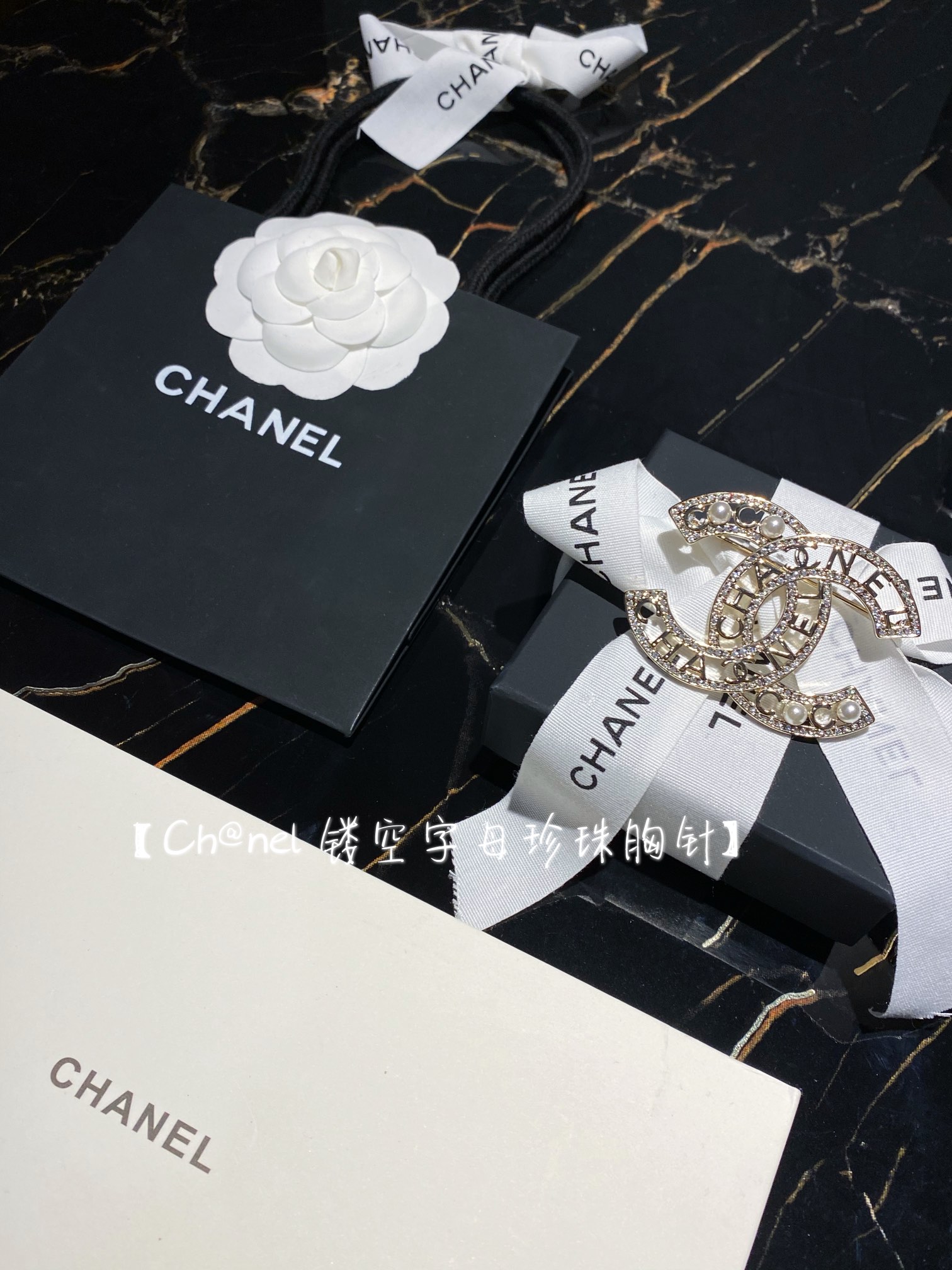 NO:631589,88200 [Ch@nel hollow letter pearl brooch] ·Wannian classic cha+nel letter pearl brooch ·The hardware around and on the back of the brooch is hand-polished, extremely delicate ·The two circles of lines around the cc are all facing forward with Swarovski crystal diamonds, and it is blingbling invincibly from any angle  Brooch's season, the size is very moderate, suitable for all daily wear, special high-end, hollow letter design, plus 211 Swarovski crystal embellishments, making it very effective to wear, especially temperament. Our products are perfect and consistent. Z, haha, it is equivalent to making thousands of dollars if you buy it, swarovski, brooch, breastpin, Cardia high-end jewelry1986090988200【Ch@nel 镂空字母珍珠胸针】 ·万年经典cha+nel字母珍珠胸针 ·四周和胸针背面的五金纯手工打磨,无比细腻 ·cc周围两圈线条全部向前施华洛世奇水晶钻,任何一个角度都是blingbling无敌闪 Brooch的季节,尺寸非常适中,适合日常的所有穿搭,特别的高档,镂空字母的设计,加上211颗施华洛世奇水晶点缀,使得佩戴起来效果感很强烈,特别有气质我们出品完美一致致Z,哈哈,买了等于赚了几千哈,,swarovski,brooch，breastpin,卡迪亚高端饰品,Jewelry