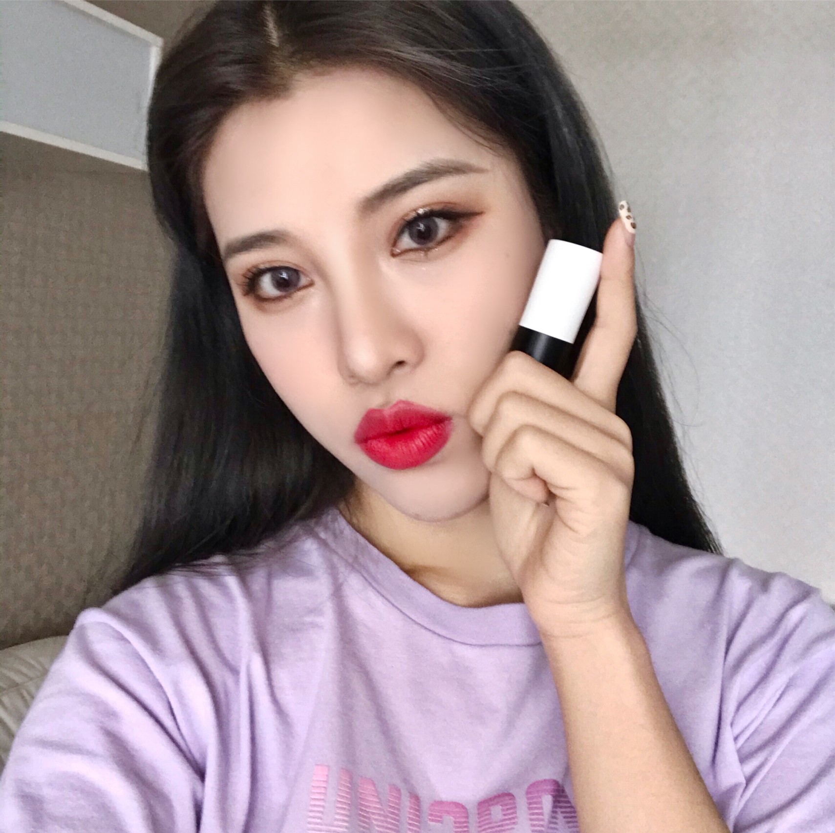 💰205
爱马仕哑光口红💄64#
非常正红❤薄涂偏草莓红🍓厚涂就很明亮了✨显白又显气质！