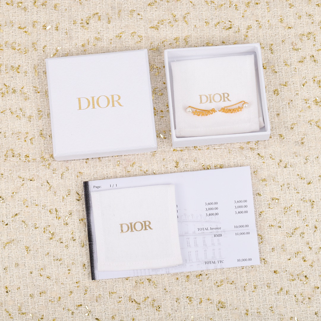 NO:101016,80 204529 [We produce] Z 3000, consult customers with a large quantity!  【Dior Alphabet Pearl Earrings】Super beautiful, how to match it, how good it looks, retro metallic tones add a hint of handsomeness, the delicateness of the letters is better than that of Z in minutes, it is simply perfect, it must be put in, it is very textured, very recommended to keep [witness][witness], Dior earrings, dior1986090980 204529【我们出品】Z 3000,量大咨询客Fu！【Dior字母珍珠耳钉】超美,怎么搭配怎么好看复古金属色调增添了一丝帅气,字母的细腻程度分分钟比Z还要好,简直太完美了一定要入,非常有质感,十分推荐自留[机智][机智],Dior耳钉,dior,Jewelry