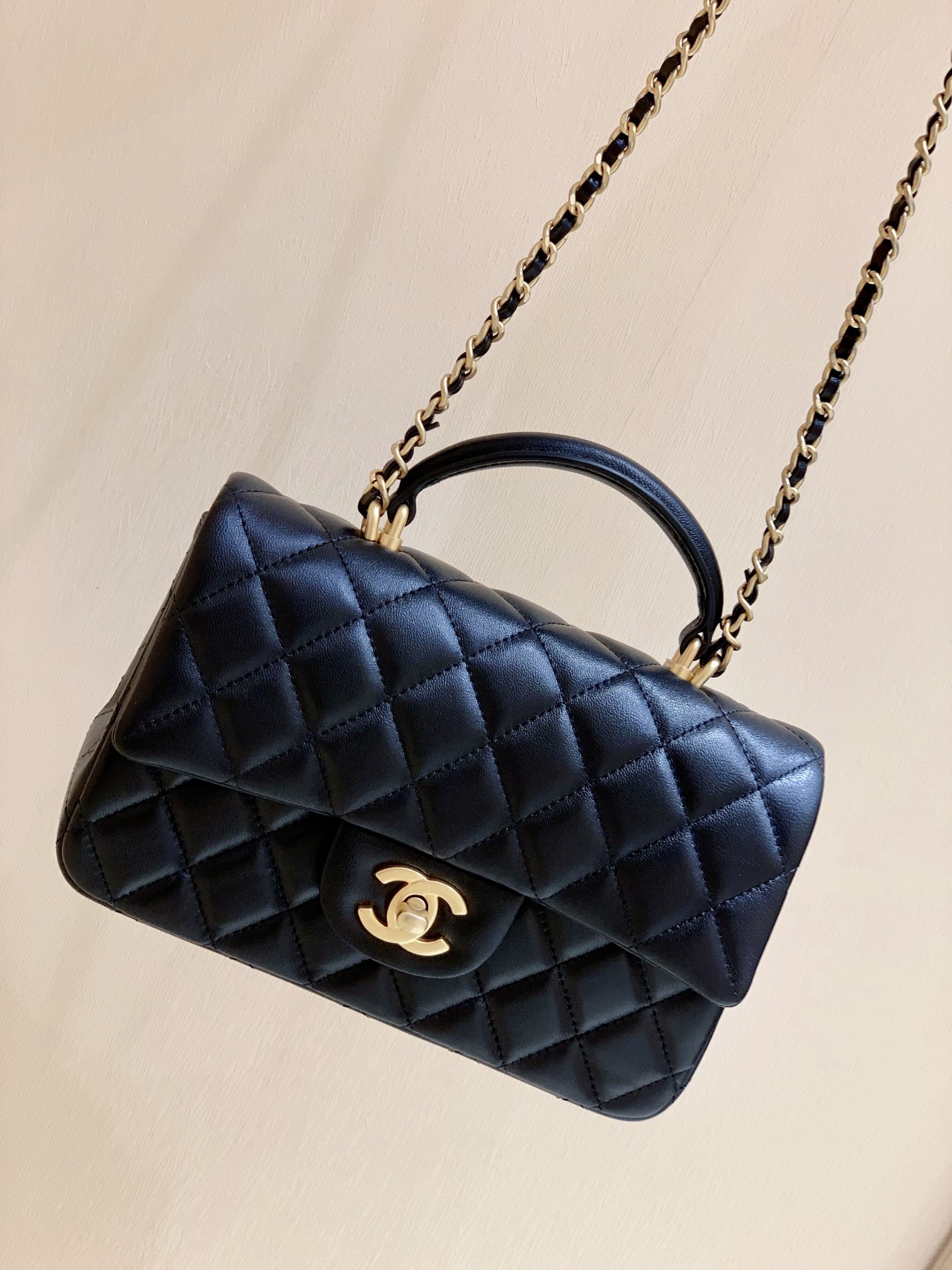 Chanel CF大mini带手腕版本珠光羊皮 AS2431黑色