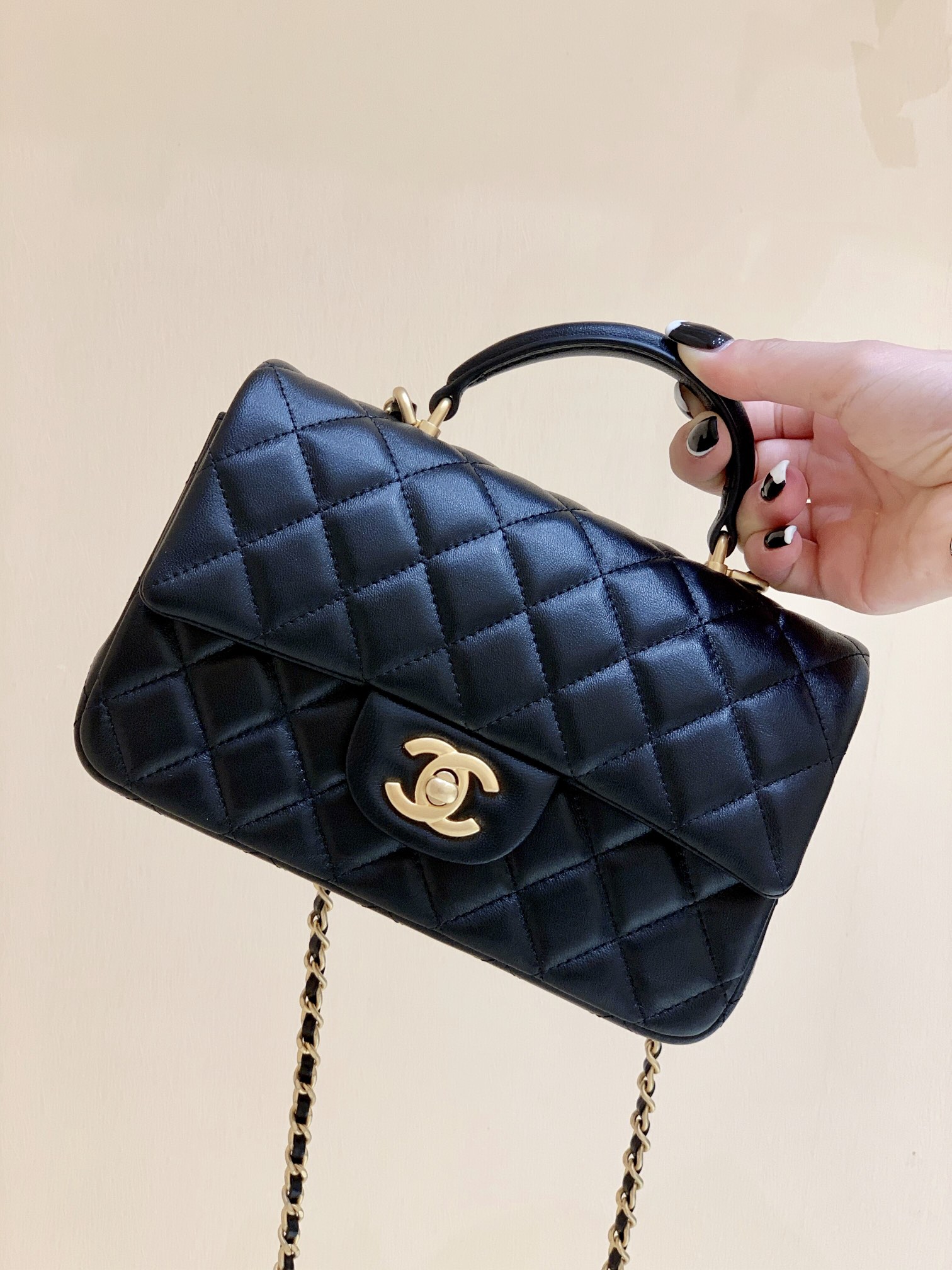 Chanel CF大mini带手腕版本珠光羊皮 AS2431黑色