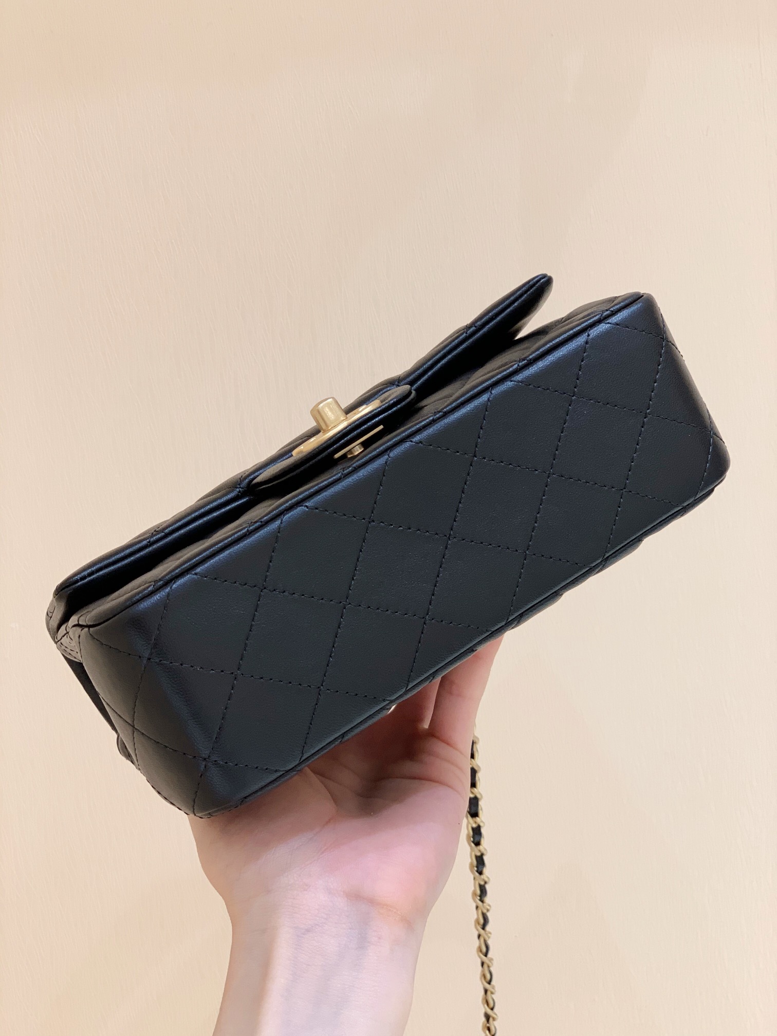 Chanel CF大mini带手腕版本珠光羊皮 AS2431黑色