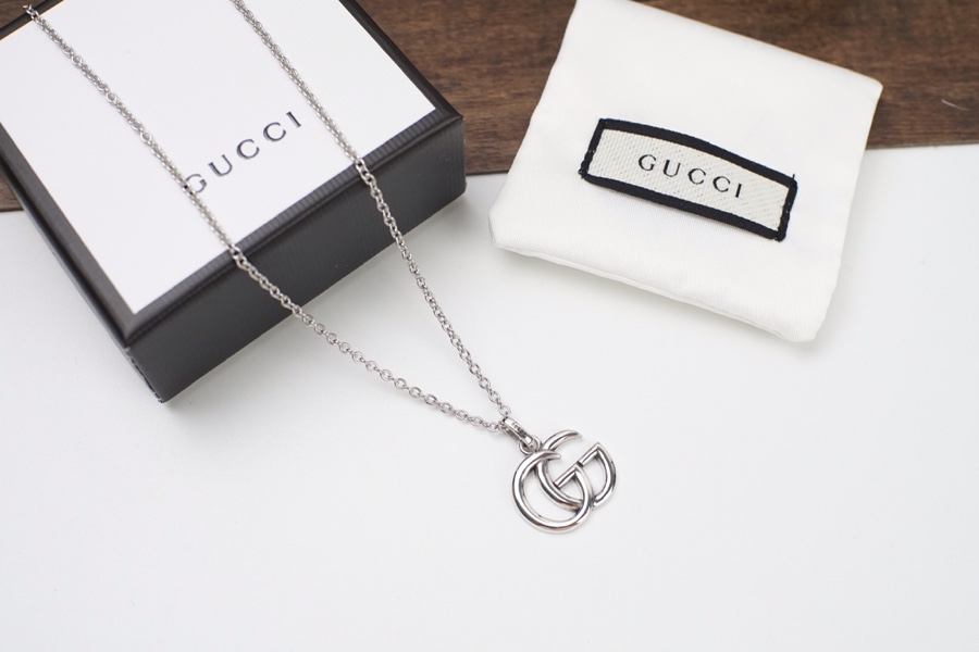 Gucci 双g 项链logo标志项链双g组合而成的链条也很有设计感非常的perfect与众不同的大牌帅气感潮人的不二选择 包哥哥