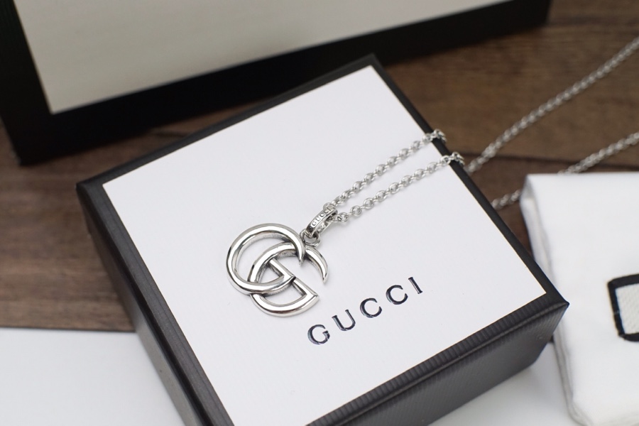 Gucci 双g 项链logo标志项链双g组合而成的链条也很有设计感非常的perfect与众不同的大牌帅气感潮人的不二选择 包哥哥