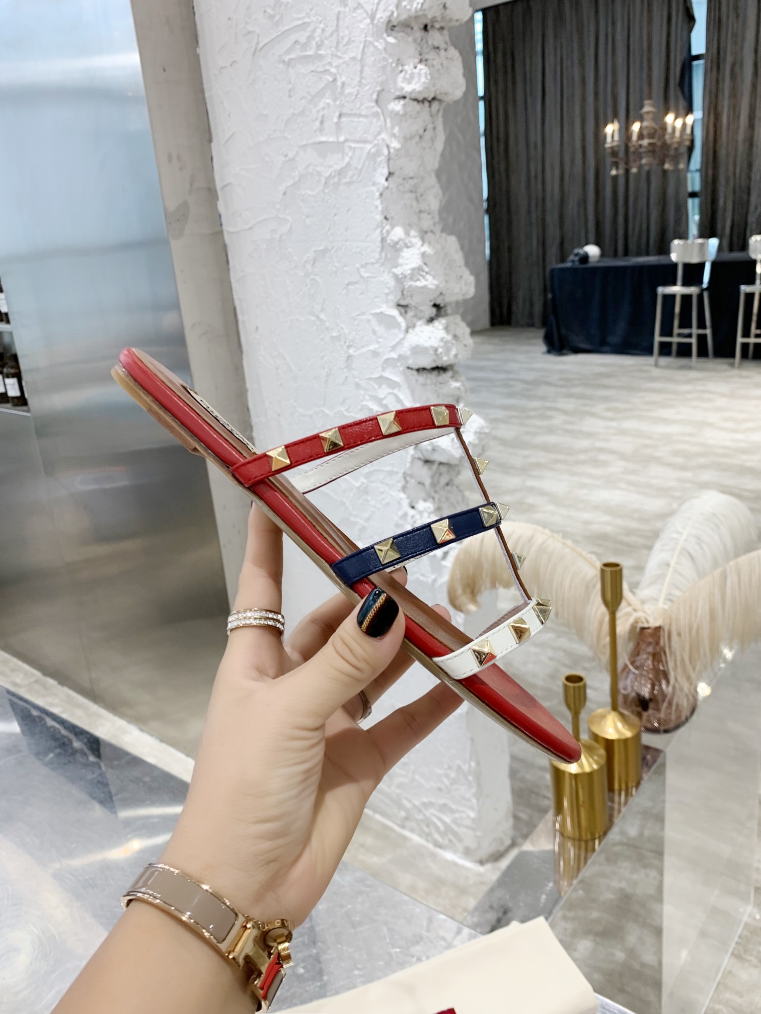 NO:234641,(Top version) Valentin＊Walentin＊Slave classic rivet sandals, easy to put on and take off, super considerate!  Mixed-bred sheepskin with inner foot pad Mixed-bred sheepskin Italian yellow cowhide has a clear and consistent texture with the counter. Size 35-40 (34, 41, customizable without return or exchange), slippers, valentino, valentino, sandals, slippers, cowhide, sheepskin19860909（顶级版本）Valentin＊华伦＊奴 铆钉经典凉鞋,方便穿脱 超贴心哦！ 鞋面混种羊皮 内里垫脚混种羊皮 意大利黄牛皮大底纹路清晰与专柜一致 码数35-40（34、41,可定制不退换）,拖鞋,valentino,valentino,sandals,slippers,cowhide,sheepskin,Women's Shoes