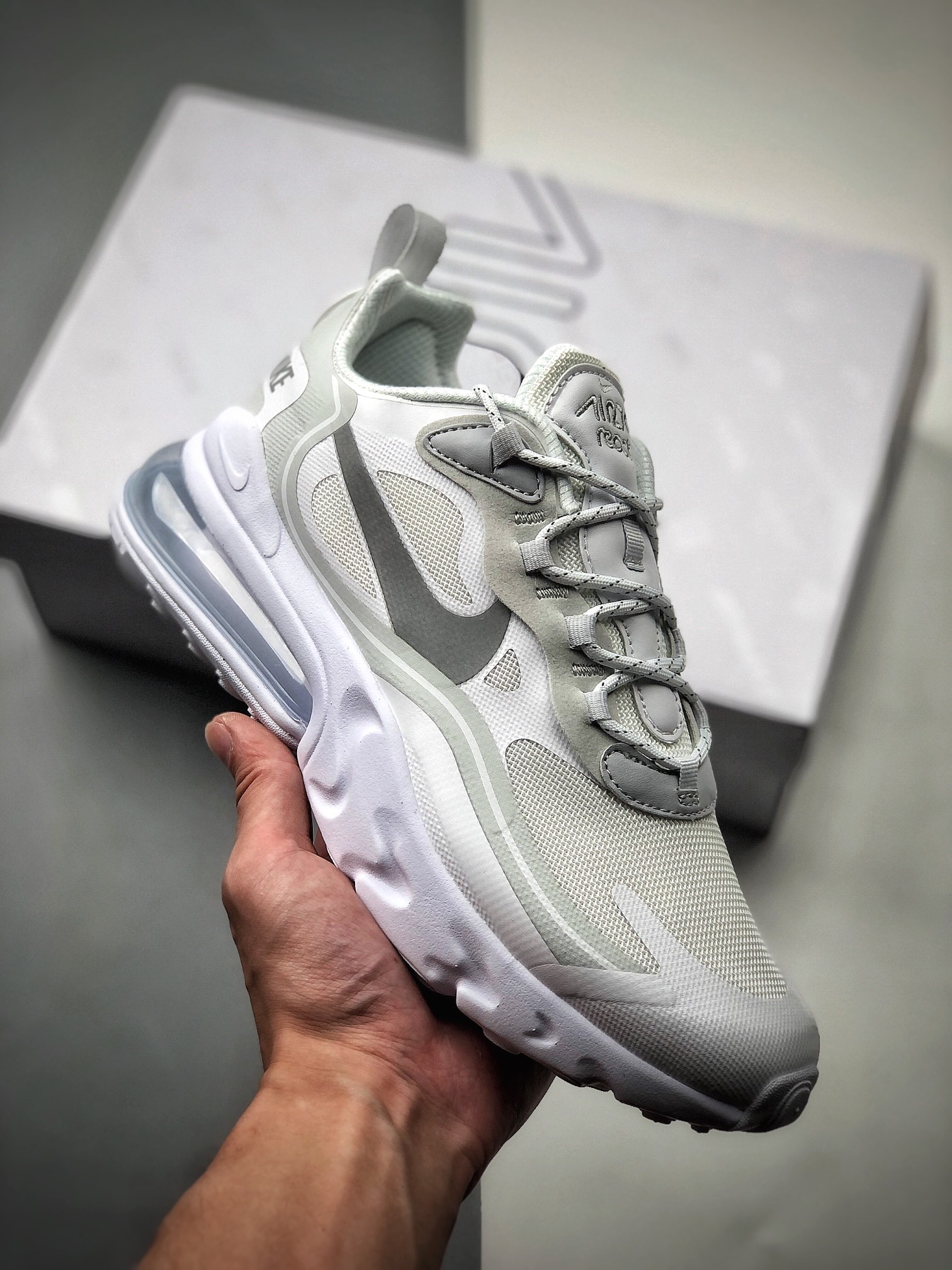 220   原装级别 Nike Air Max 270 React 半小掌气垫跑鞋 CV1632-100