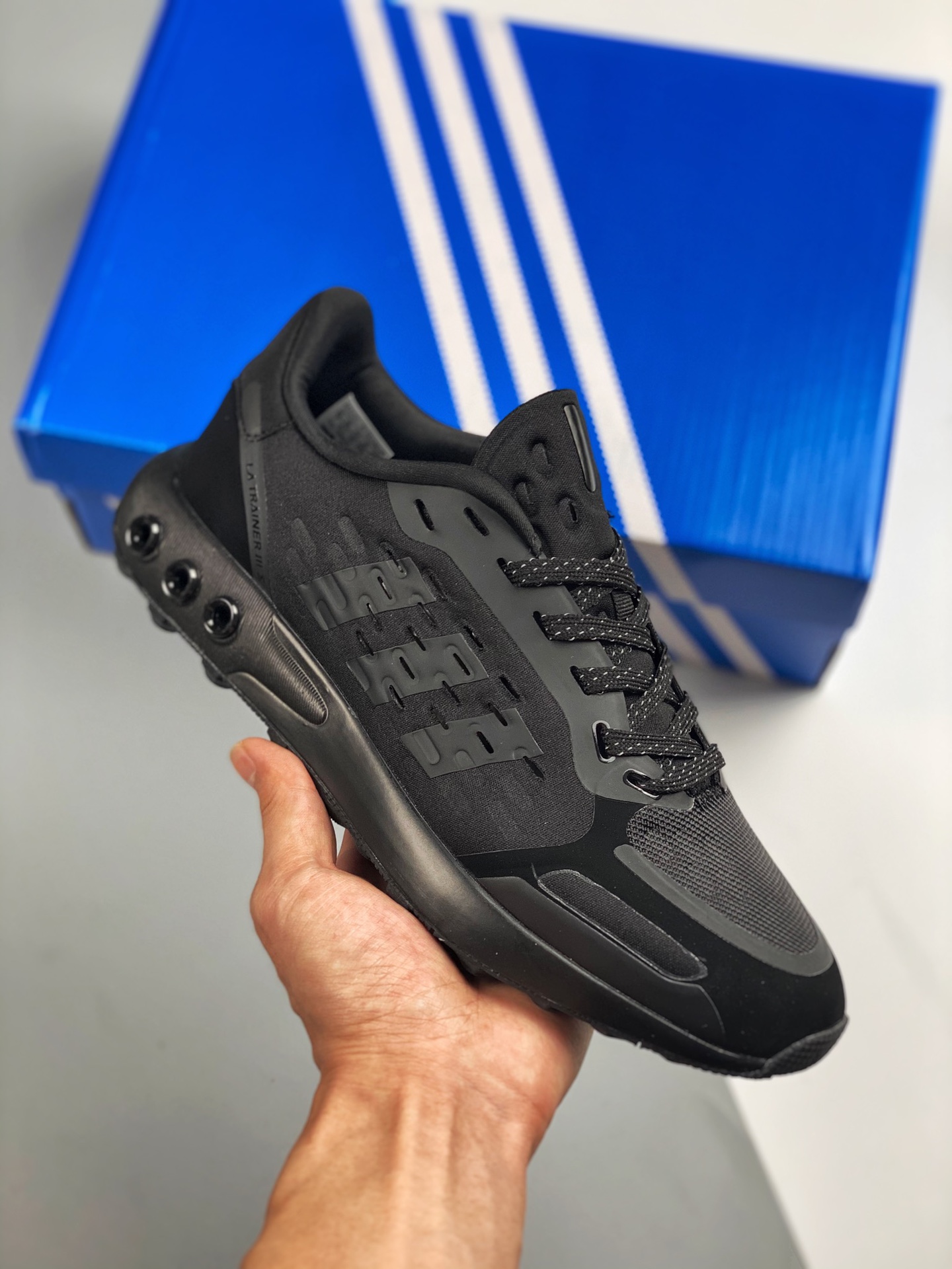 Adidas Originals ha lanzado las zapatillas de running retro LA Trainer. Este modelo se basa en las Adidas Originals LA …