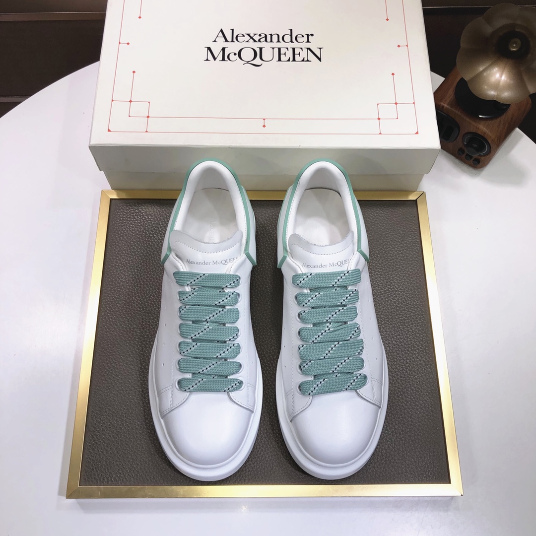 I5 市面高版本 MQUEEN  麦昆 Alexander McQueen  情侣款小白鞋 配色，官网同步发售想不出有任何理由不收它面料采用哑光头层牛皮面 最新材料，内里和垫脚是定制同面色的柔软水染羊皮 高端上档次原版大底 回弹度极佳 耐磨又舒适 鞋底厚4.5cm 标准码 35–44 45定做