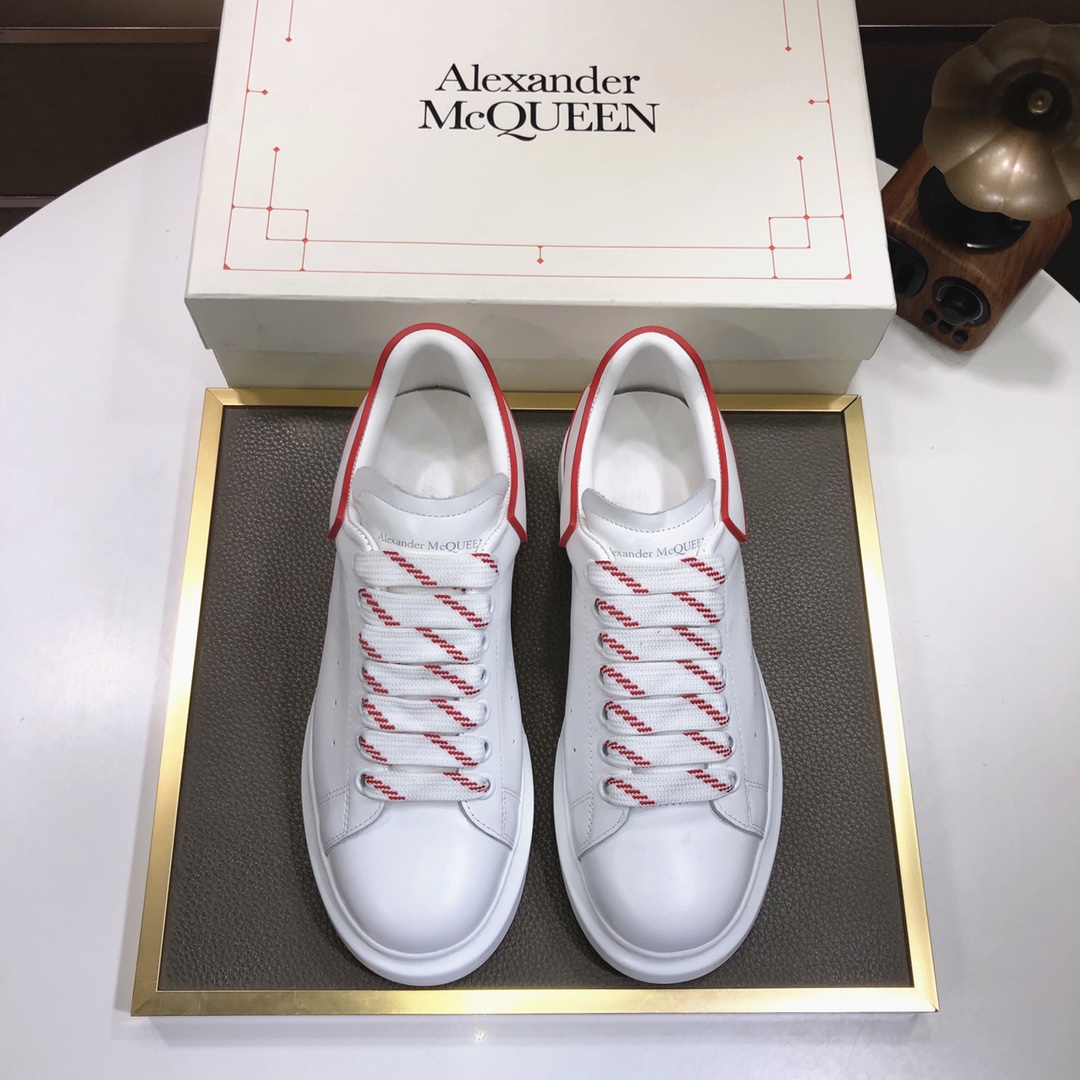 I5 市面高版本 MQUEEN  麦昆 Alexander McQueen  情侣款小白鞋 配色，官网同步发售想不出有任何理由不收它面料采用哑光头层牛皮面 最新材料，内里和垫脚是定制同面色的柔软水染羊皮 高端上档次原版大底 回弹度极佳 耐磨又舒适 鞋底厚4.5cm 标准码 35–44 45定做