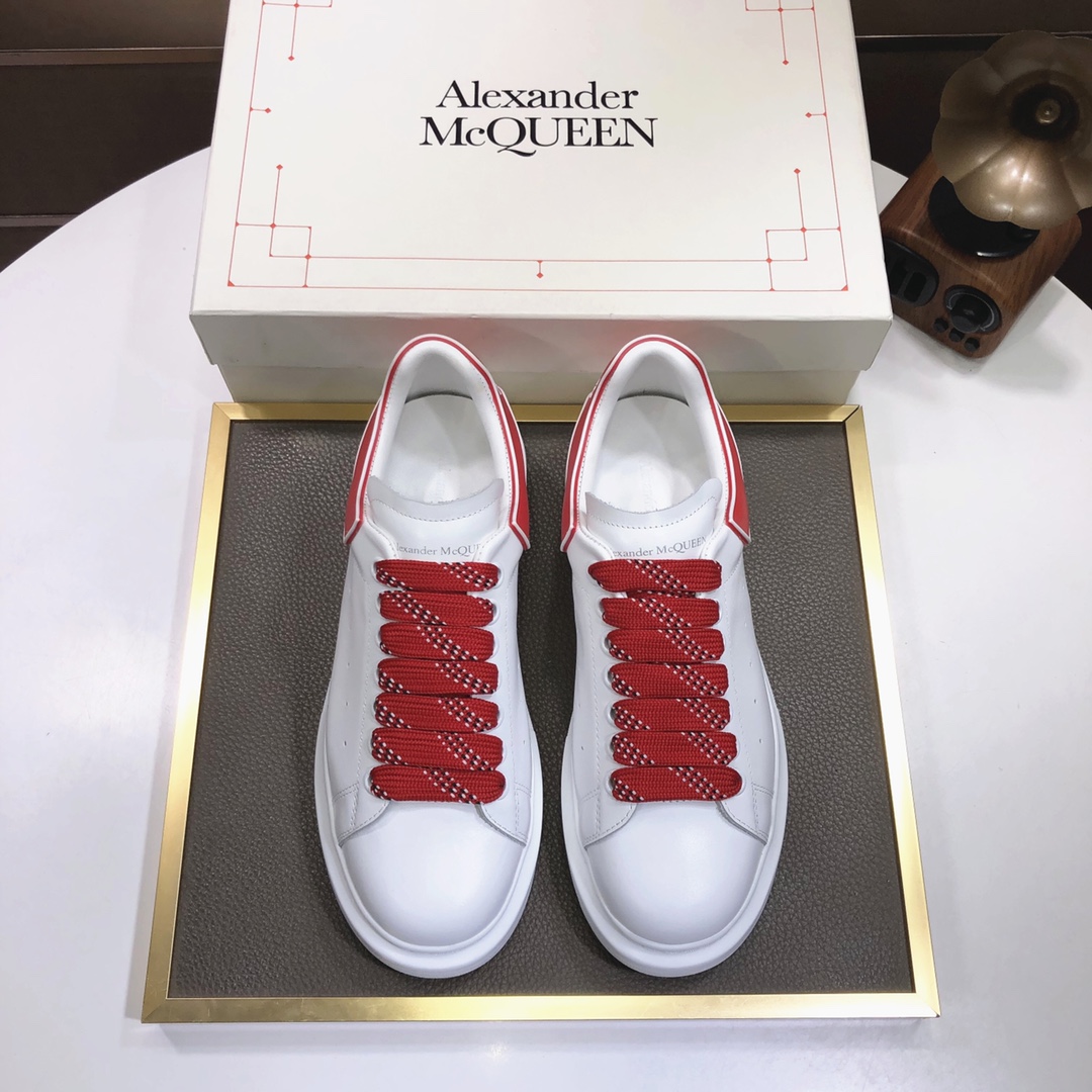 I5 市面高版本 MQUEEN  麦昆 Alexander McQueen  情侣款小白鞋 配色，官网同步发售想不出有任何理由不收它面料采用哑光头层牛皮面 最新材料，内里和垫脚是定制同面色的柔软水染羊皮 高端上档次原版大底 回弹度极佳 耐磨又舒适 鞋底厚4.5cm 标准码 35–44 45定做