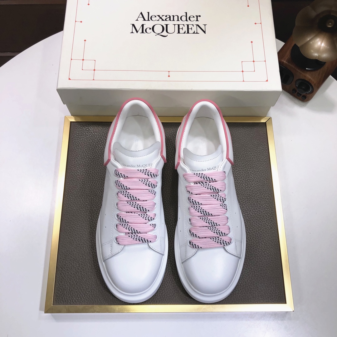 I5 市面高版本 MQUEEN  麦昆 Alexander McQueen  情侣款小白鞋 配色，官网同步发售想不出有任何理由不收它面料采用哑光头层牛皮面 最新材料，内里和垫脚是定制同面色的柔软水染羊皮 高端上档次原版大底 回弹度极佳 耐磨又舒适 鞋底厚4.5cm 标准码 35–44 45定做