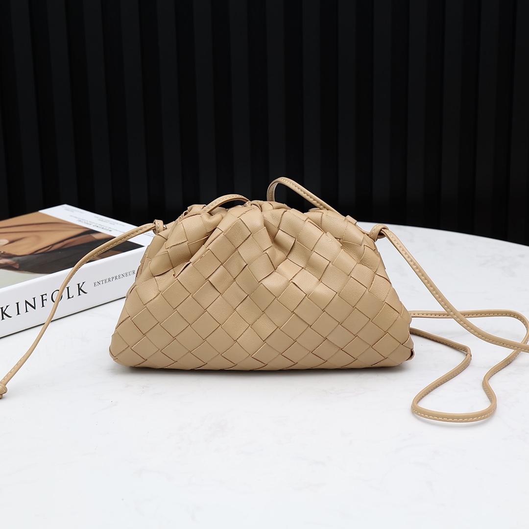 Bottega Veneta сумка Cloud Bag крупная плетёная через плечо