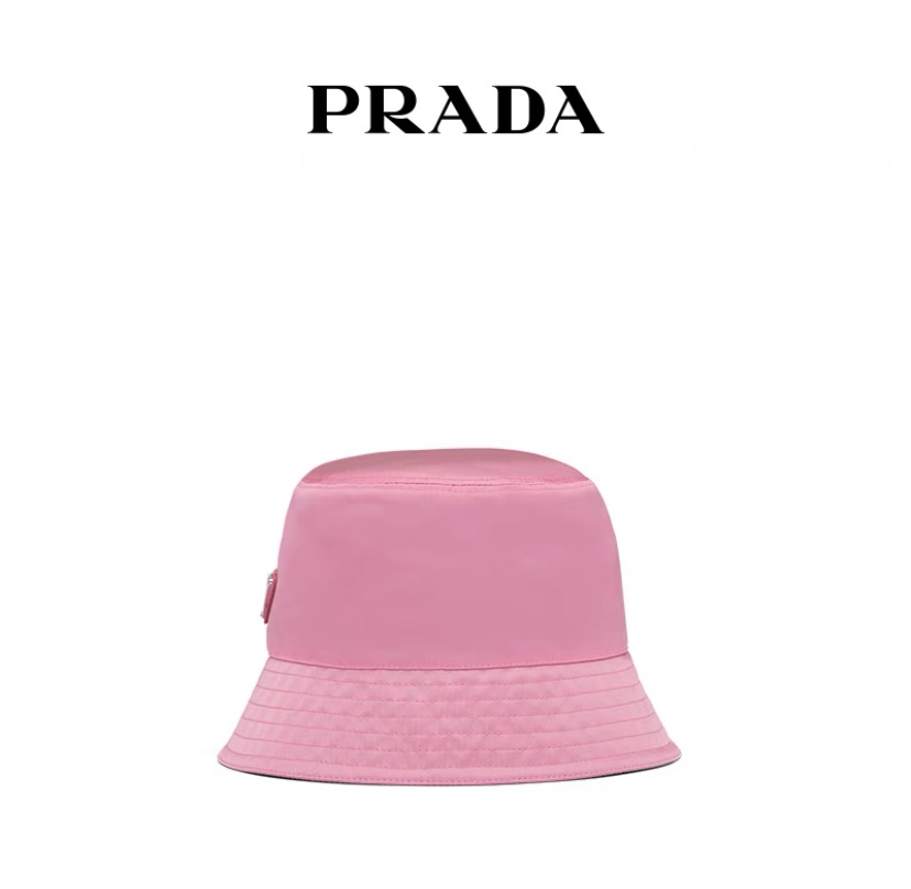 。Prada家。【海棠粉】平顶经典三角标铁标系列。今年帽子第一流行趋势绝对是渔夫帽！今年的渔夫帽满目玲琅