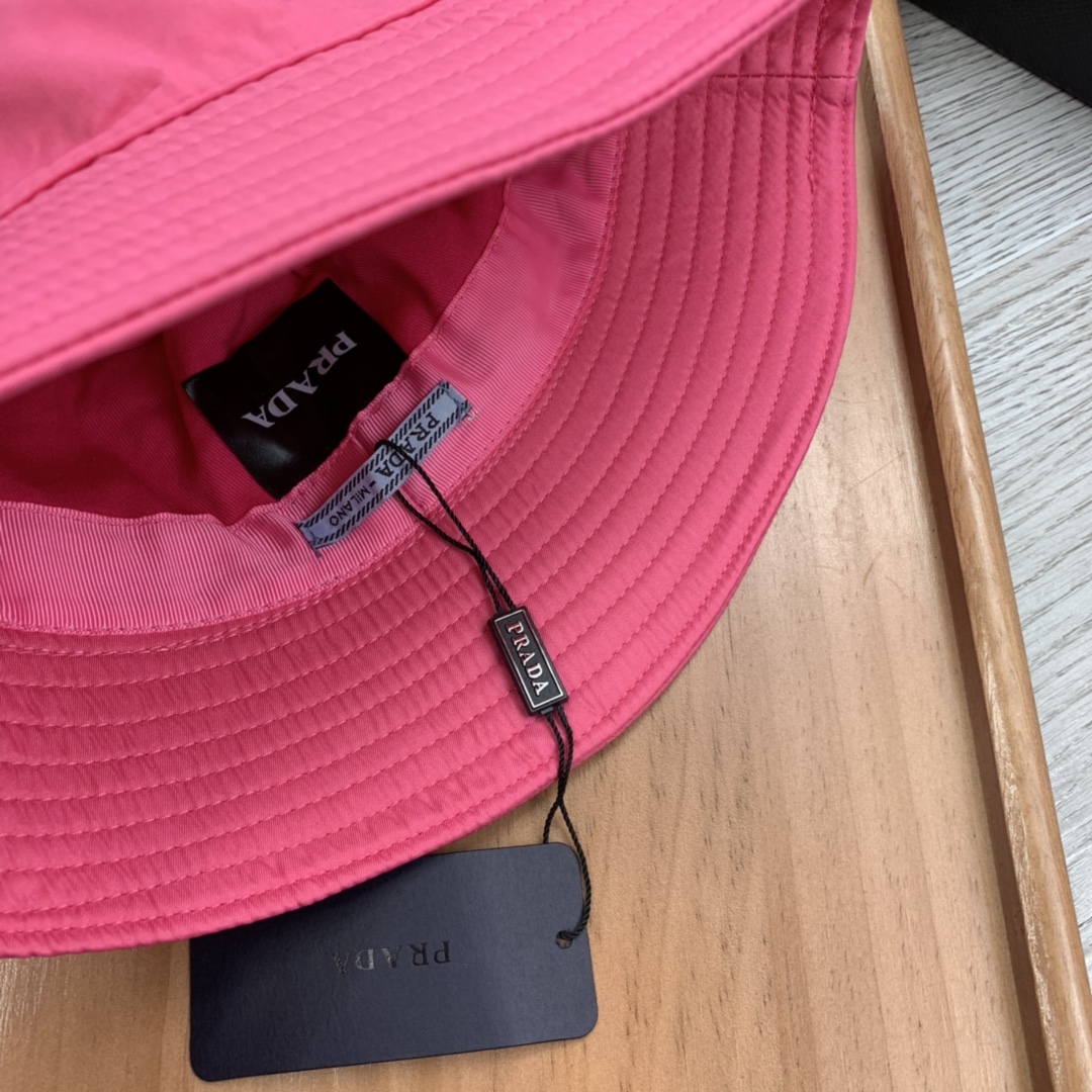 。Prada家。【海棠粉】平顶经典三角标铁标系列。今年帽子第一流行趋势绝对是渔夫帽！今年的渔夫帽满目玲琅