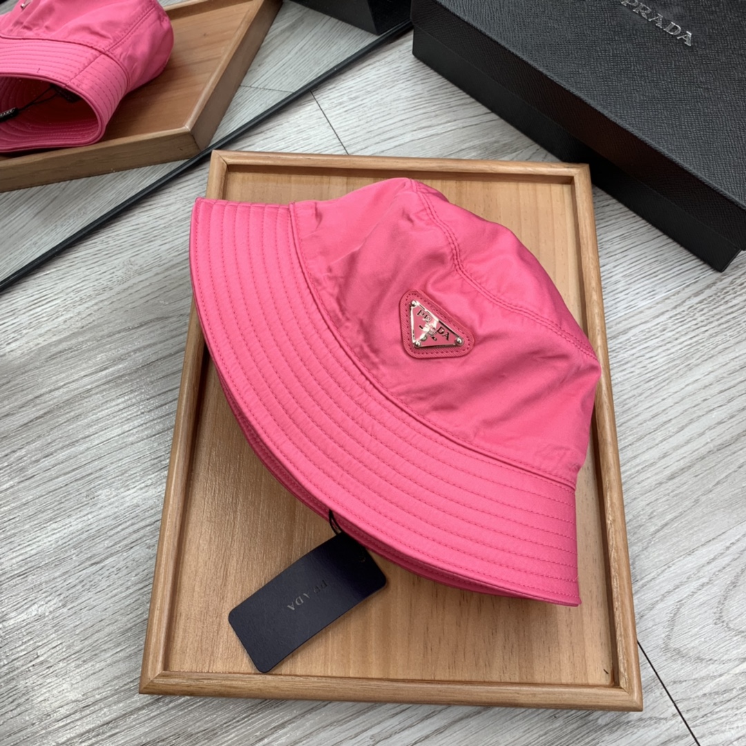 。Prada家。【海棠粉】平顶经典三角标铁标系列。今年帽子第一流行趋势绝对是渔夫帽！今年的渔夫帽满目玲琅