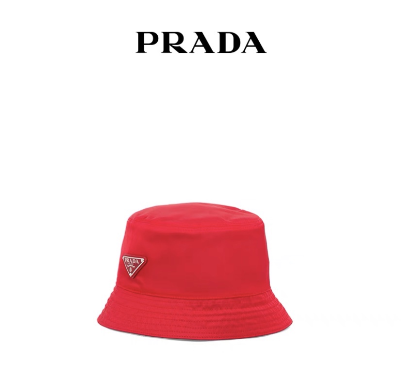 。Prada家。【正红色】平顶经典三角标铁标系列。今年帽子第一流行趋势绝对是渔夫帽！今年的渔夫帽满目玲琅