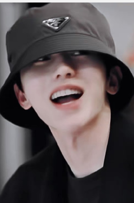 。Prada家。【经典黑】杨幂、蔡徐坤同款小黑帽！平顶撞色渔夫！高端舒适！高端材质！！今年帽子第一流行趋