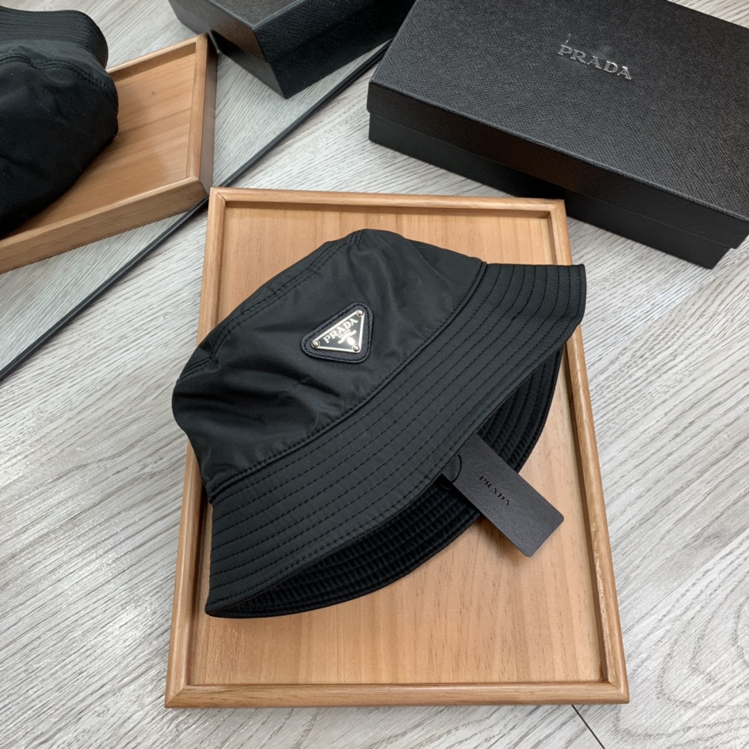 。Prada家。【经典黑】杨幂、蔡徐坤同款小黑帽！平顶撞色渔夫！高端舒适！高端材质！！今年帽子第一流行趋