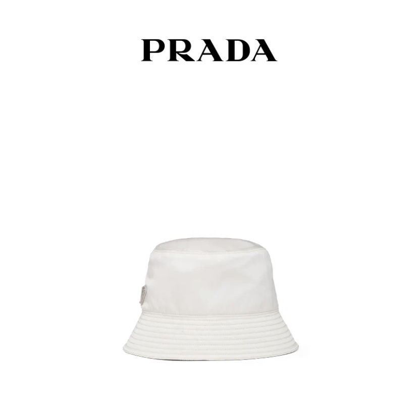 。Prada家。【白色】平顶经典三角标铁标系列。今年帽子第一流行趋势绝对是渔夫帽！今年的渔夫帽满目玲琅！