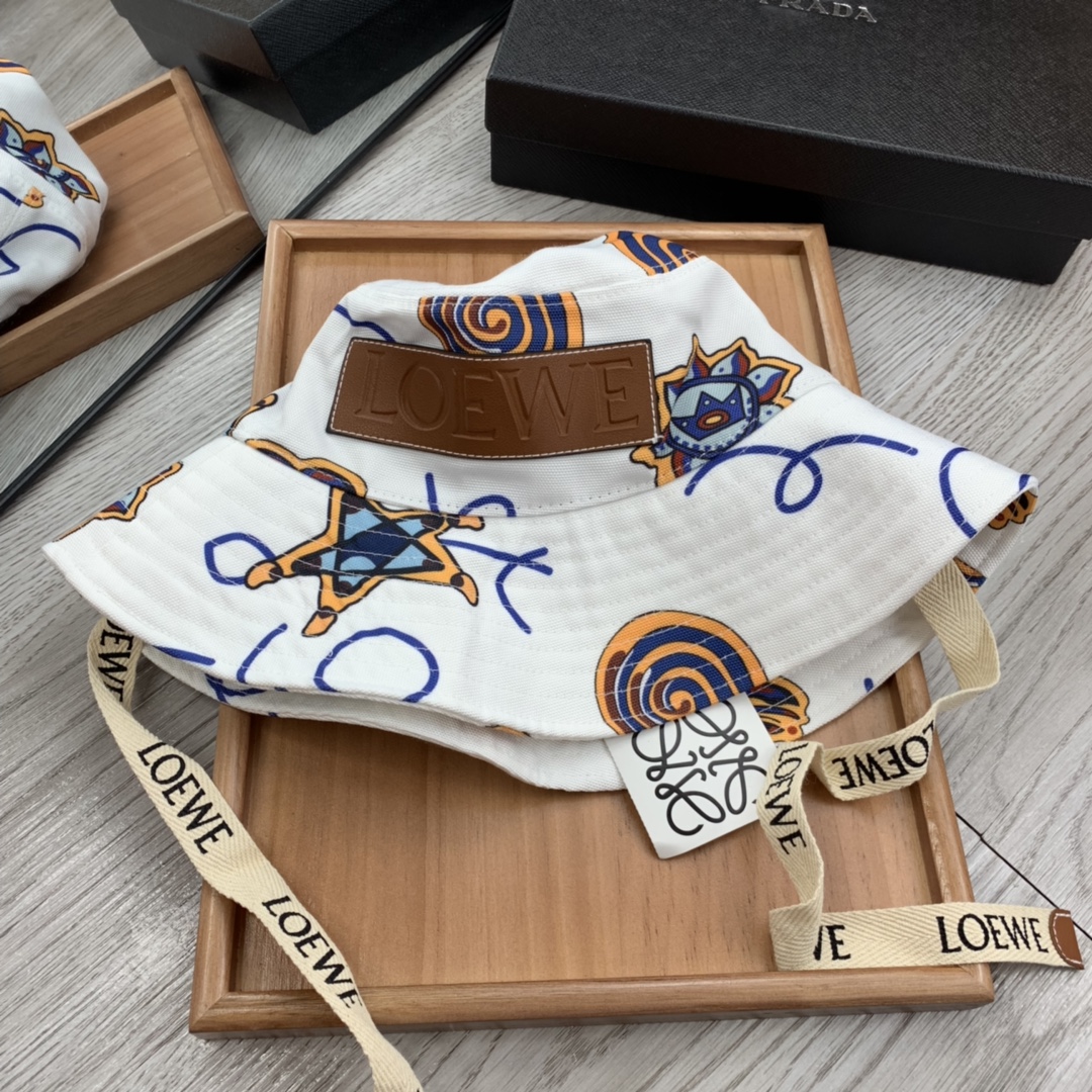 。LOEWE。宋茜同款色原版料！田园风光渔夫帽！今年帽子第一流行趋势绝对是渔夫帽！今年的渔夫帽满目玲琅！