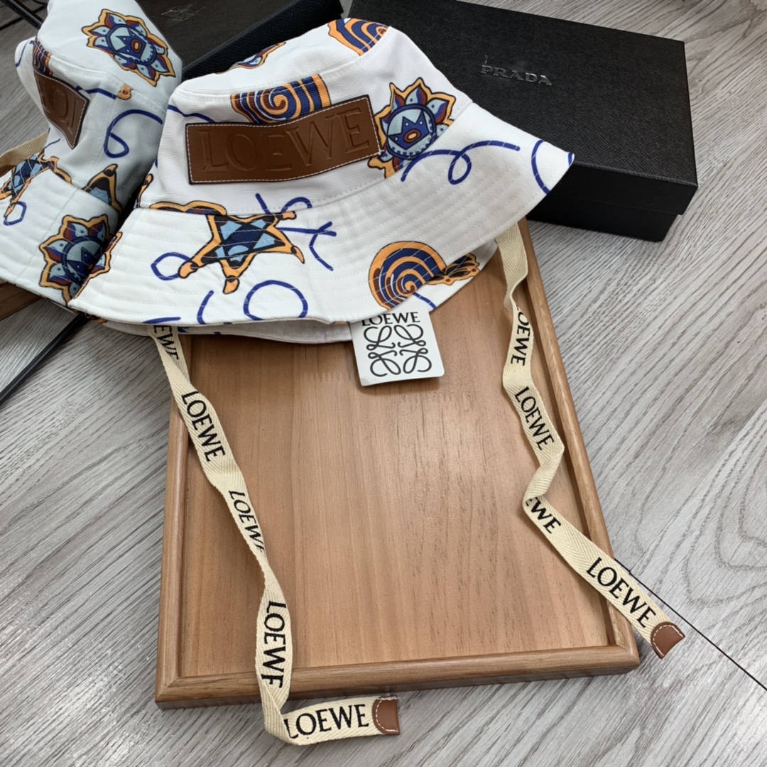 。LOEWE。宋茜同款色原版料！田园风光渔夫帽！今年帽子第一流行趋势绝对是渔夫帽！今年的渔夫帽满目玲琅！