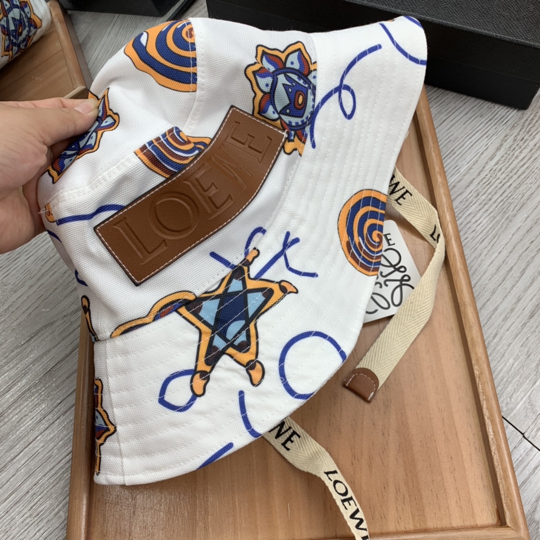 。LOEWE。宋茜同款色原版料！田园风光渔夫帽！今年帽子第一流行趋势绝对是渔夫帽！今年的渔夫帽满目玲琅！