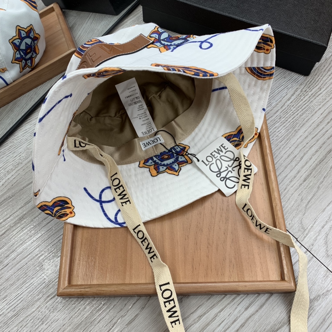 。LOEWE。宋茜同款色原版料！田园风光渔夫帽！今年帽子第一流行趋势绝对是渔夫帽！今年的渔夫帽满目玲琅！