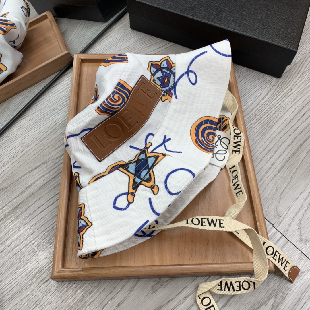 。LOEWE。宋茜同款色原版料！田园风光渔夫帽！今年帽子第一流行趋势绝对是渔夫帽！今年的渔夫帽满目玲琅！