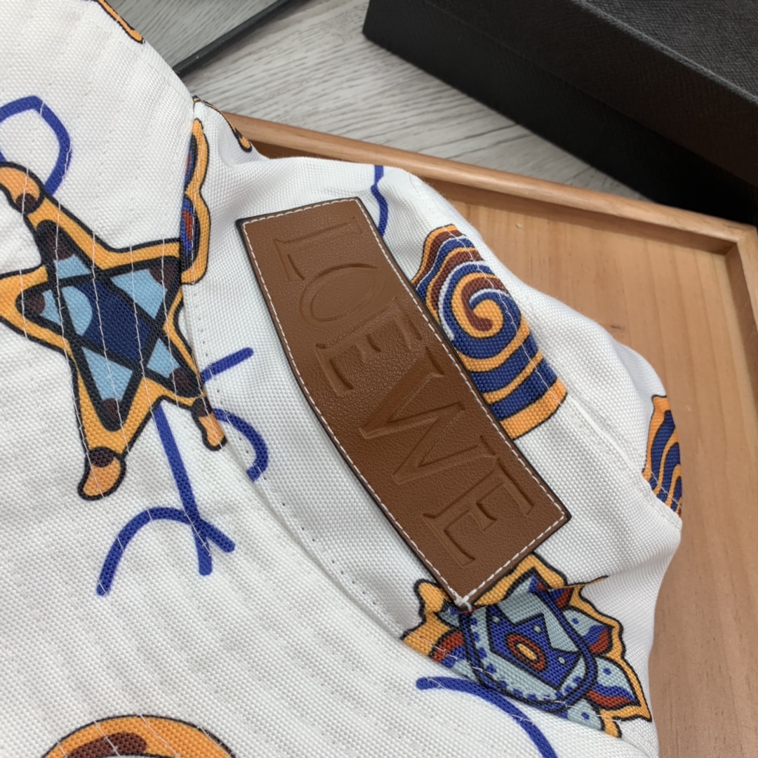 。LOEWE。宋茜同款色原版料！田园风光渔夫帽！今年帽子第一流行趋势绝对是渔夫帽！今年的渔夫帽满目玲琅！