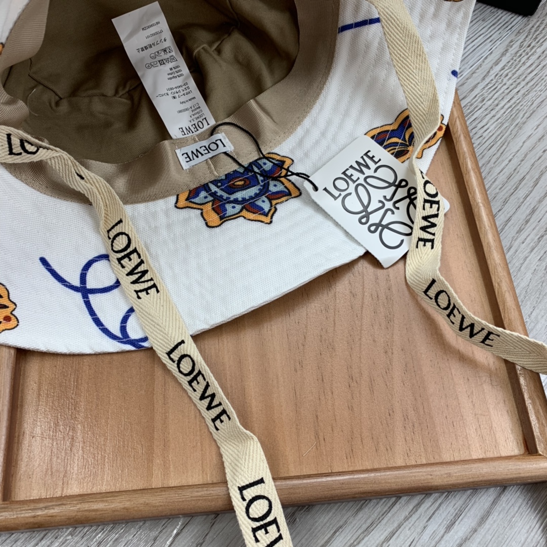 。LOEWE。宋茜同款色原版料！田园风光渔夫帽！今年帽子第一流行趋势绝对是渔夫帽！今年的渔夫帽满目玲琅！