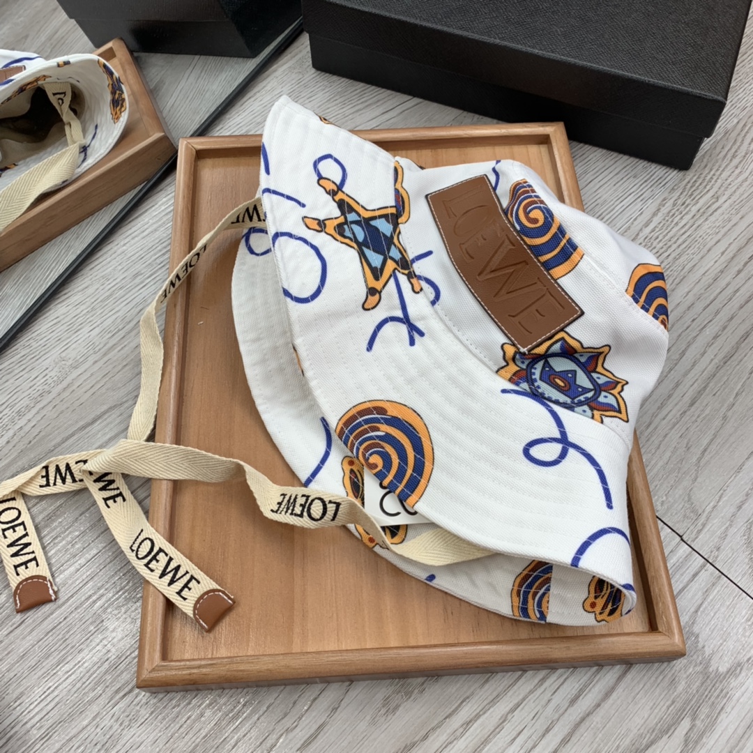 。LOEWE。宋茜同款色原版料！田园风光渔夫帽！今年帽子第一流行趋势绝对是渔夫帽！今年的渔夫帽满目玲琅！