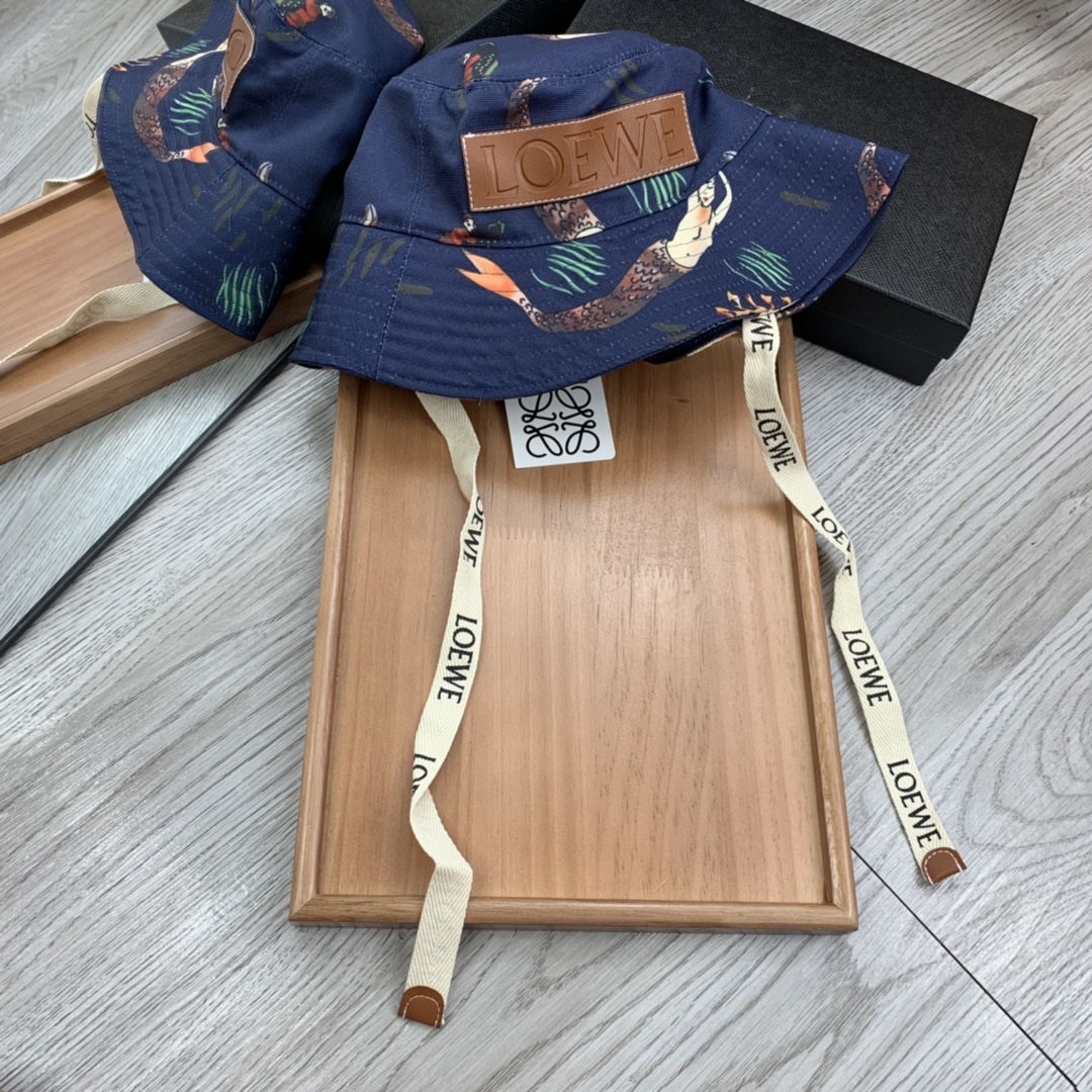 。LOEWE。王一博同款色原版料！田园风光渔夫帽！今年帽子第一流行趋势绝对是渔夫帽！今年的渔夫帽满目玲琅