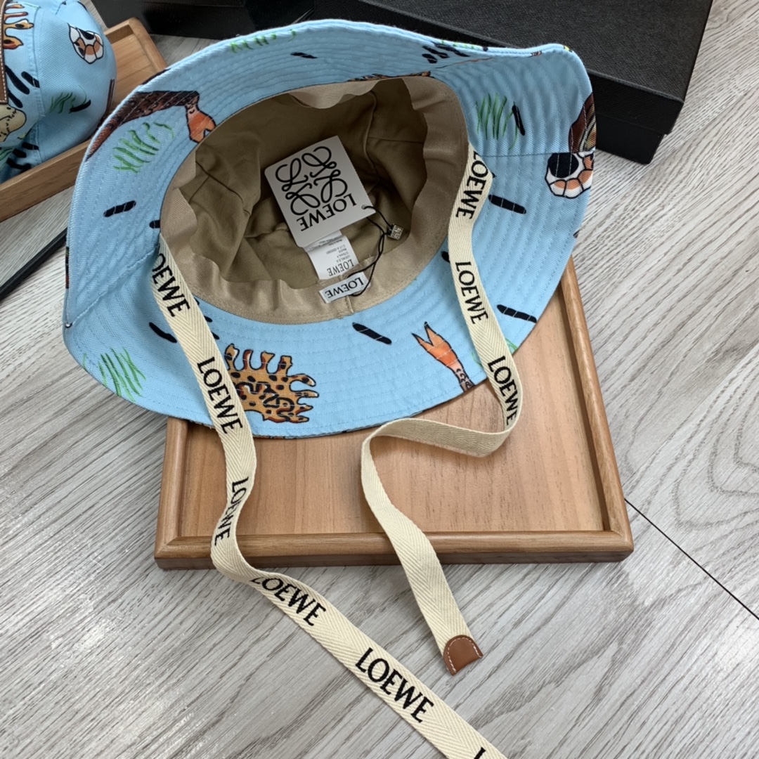 。LOEWE。斗鱼主播同款色原版料！田园风光渔夫帽！今年帽子第一流行趋势绝对是渔夫帽！今年的渔夫帽满目玲