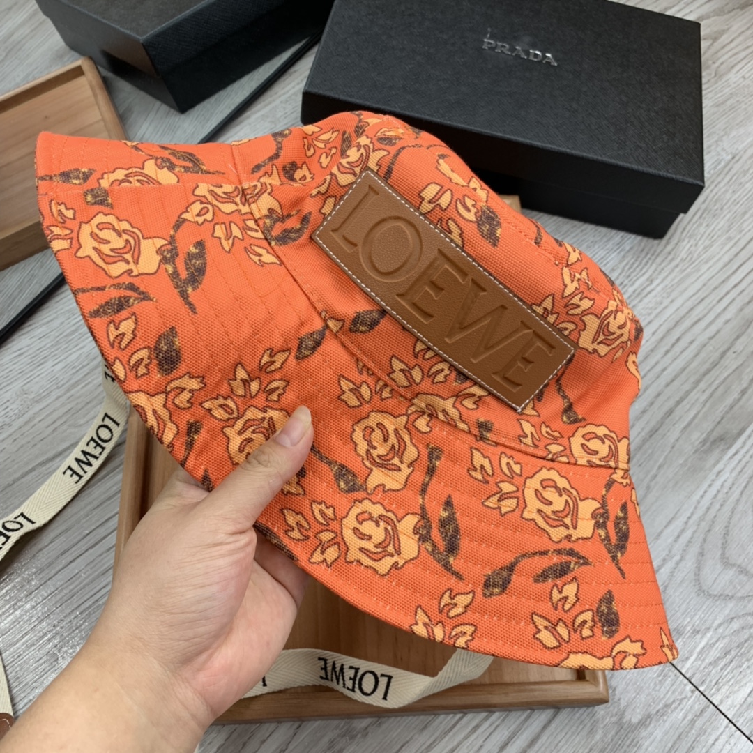 。LOEWE。程潇同款色原版料！田园风光渔夫帽！今年帽子第一流行趋势绝对是渔夫帽！今年的渔夫帽满目玲琅！