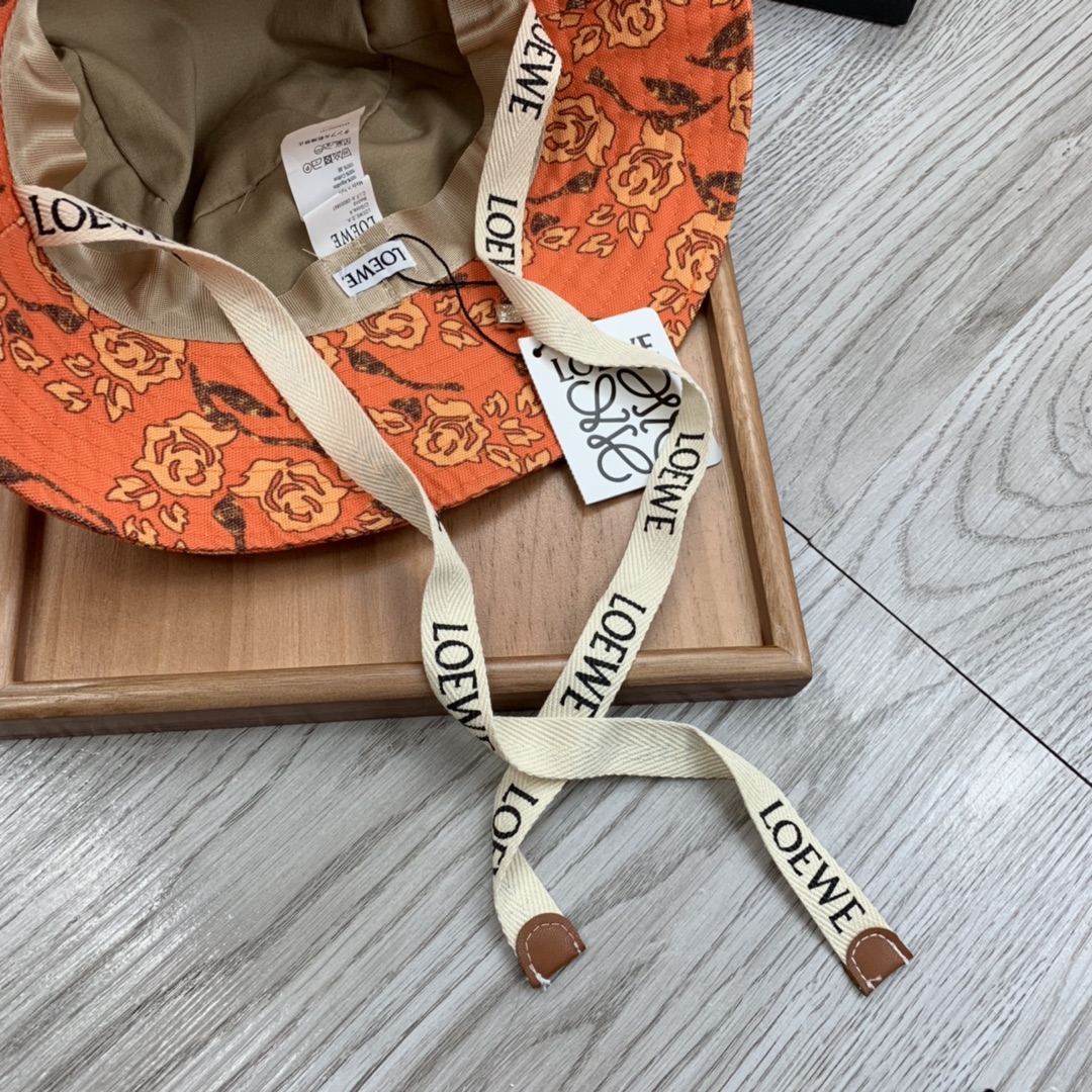 。LOEWE。程潇同款色原版料！田园风光渔夫帽！今年帽子第一流行趋势绝对是渔夫帽！今年的渔夫帽满目玲琅！