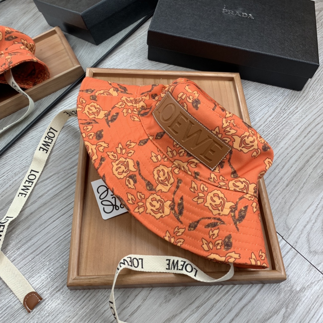 。LOEWE。程潇同款色原版料！田园风光渔夫帽！今年帽子第一流行趋势绝对是渔夫帽！今年的渔夫帽满目玲琅！