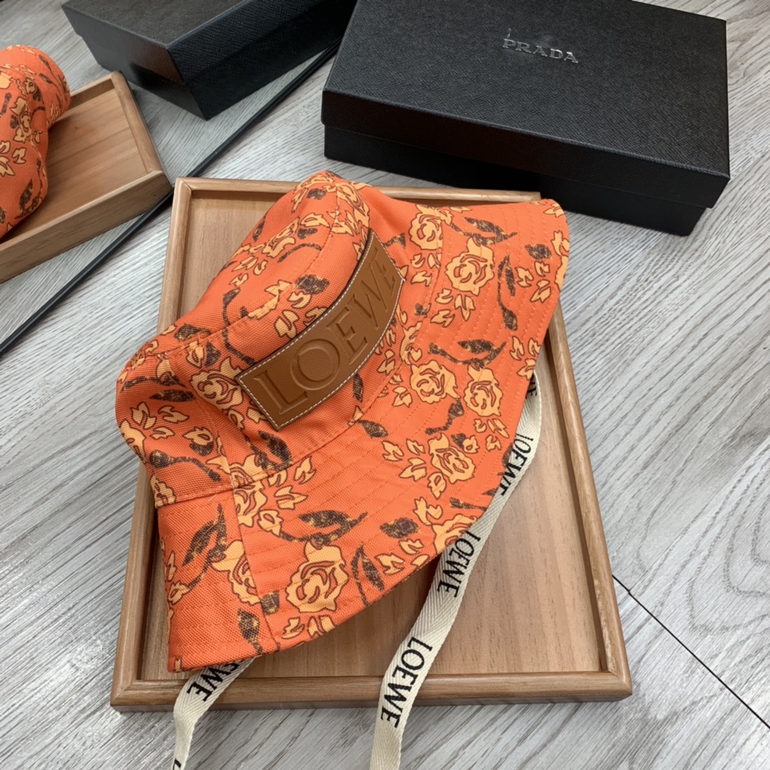 。LOEWE。程潇同款色原版料！田园风光渔夫帽！今年帽子第一流行趋势绝对是渔夫帽！今年的渔夫帽满目玲琅！