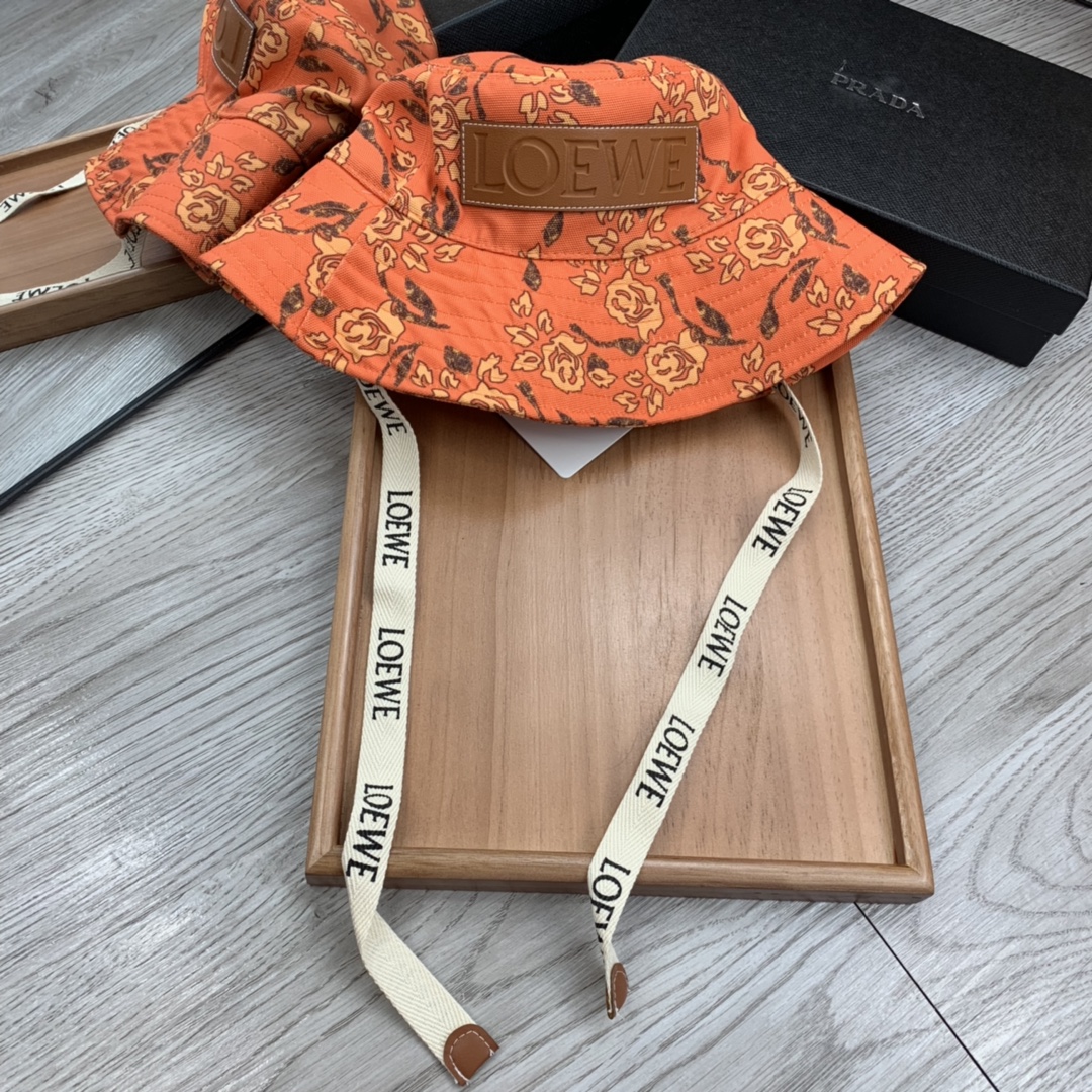 。LOEWE。程潇同款色原版料！田园风光渔夫帽！今年帽子第一流行趋势绝对是渔夫帽！今年的渔夫帽满目玲琅！