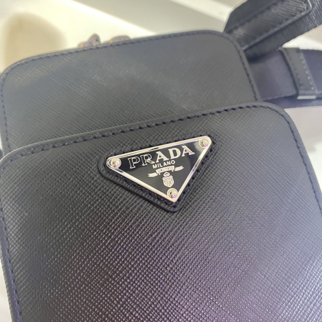 PRADA普拉达十字纹皮革男女通用手机包2ZH126