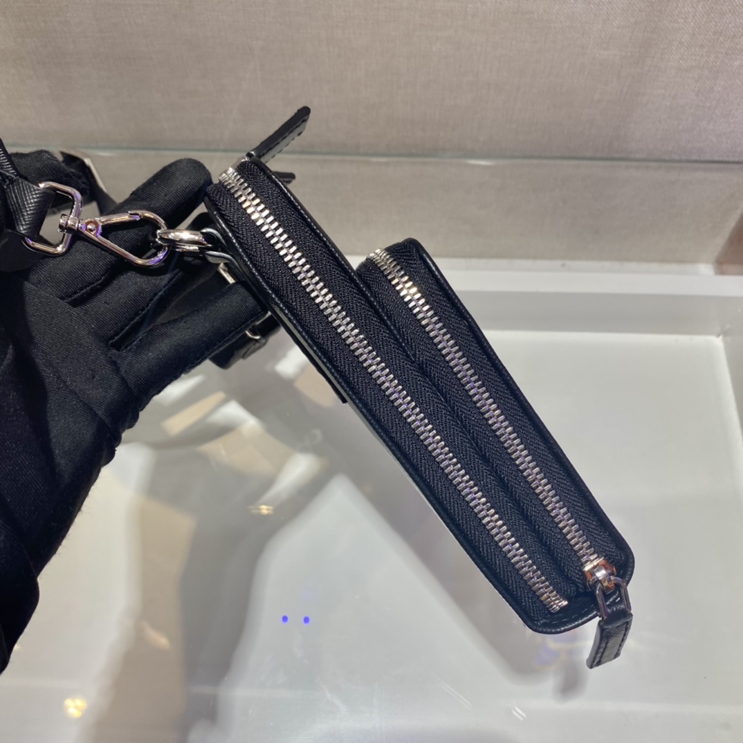 PRADA普拉达十字纹皮革男女通用手机包2ZH126