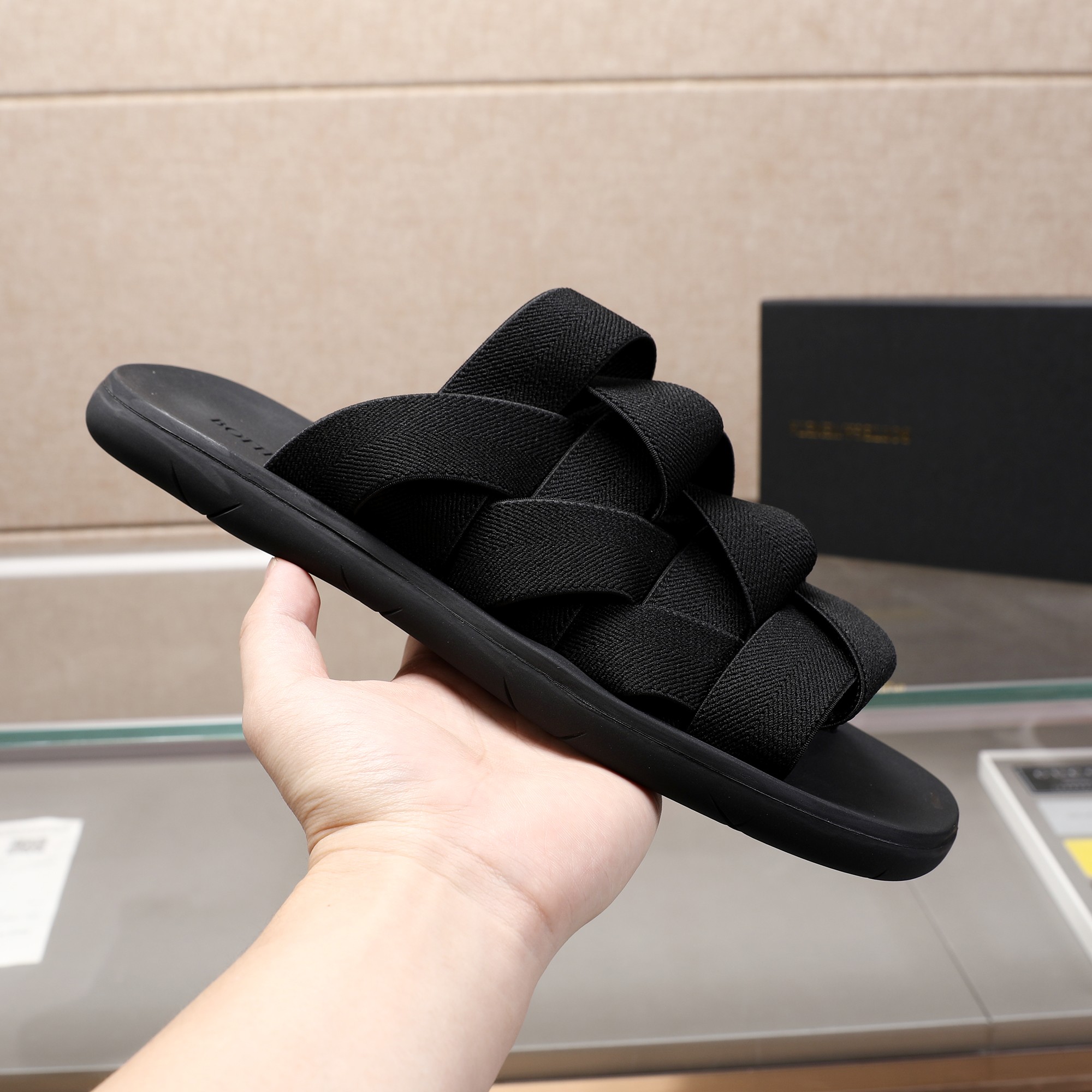 NO:272504,BV brand luxury men's slippers, high-end quality, original material, fine workmanship, super soft sole, casual, loose and comfortable, classic design, must-go in summer!  Size38-44, bottega veneta,slippers19860909BV牌奢品男士拖鞋,高端精品,原版材质,精细做工,鞋底超软,休闲宽松舒适型,经典设计,夏季必入哦！ Size38-44,,bottega veneta,slippers,Men's shoes