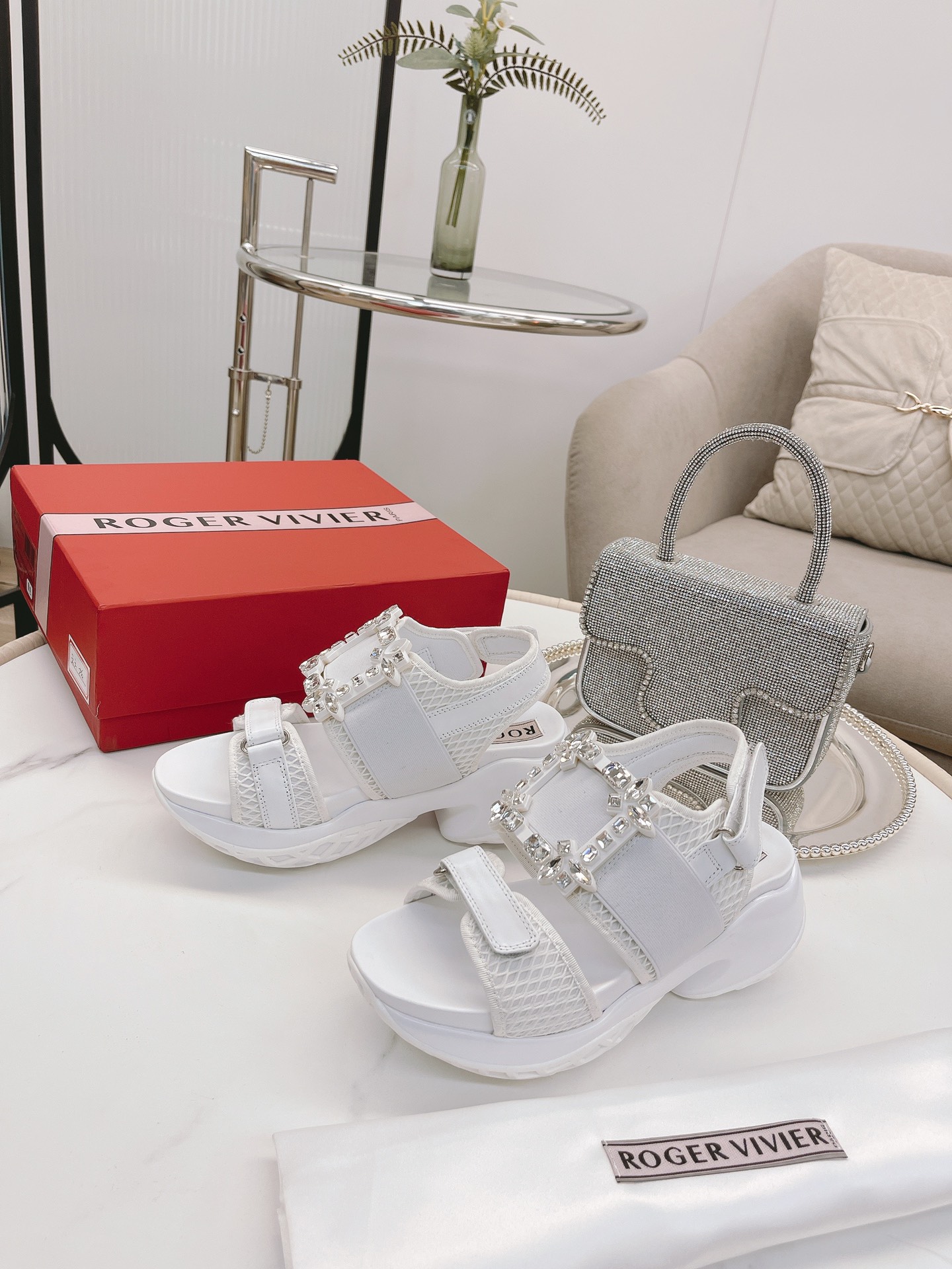 NO:555273,* Tang Yan, Lin Yun and Ruby Lin wear the same aviation casual series loafers!  The trend of light exercise is coming, and it is very suitable for girls who want to increase their height!  Perfectly stretches the leg lines. The original version is reproduced. The version is super correct. The workmanship details are perfect. Very comfortable on the feet. Elegant and versatile. Original molding (not the ordinary version on the market). Original customized foam outsole. Material: Original customized breathable mesh. Imported water-dyed sheepskin lining. Hardware. Original 11 molding color/diamond buckle. Code size 34-40. 34/40 customization is non-returnable.  Essential casual models for traveling ~ driving ~ sports, loafers, sheepskin19860909* 唐嫣、林允、林心如同款航空休闲系列乐福鞋！轻运动风潮来袭,想要增高的小姐姐非常适合这款！完美拉伸腿部线条 原版复刻 版型超正 做工细节完美 ,上脚非常舒适 高雅百搭.原版开模（不是市场的普通版本） 鞋底原版定制发泡大底 材质:原版定制透气网面 内里进口水染羊皮内里 五金原版11开模彩/饰钻扣 码数34-40码 34/40定制不退换 旅游~开车~运动必备休闲款,,loafers,sheepskin,Men's shoes