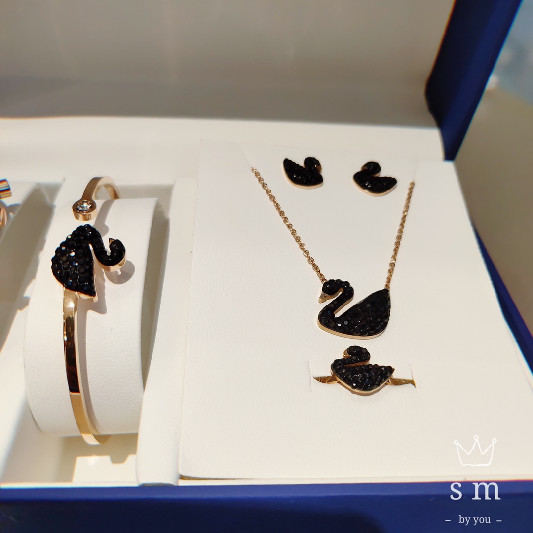 Luxury Web-Synthesis Launch: Hyena, Swarovski, Stone-Looking Watch, Steel Sets - 图片 5
