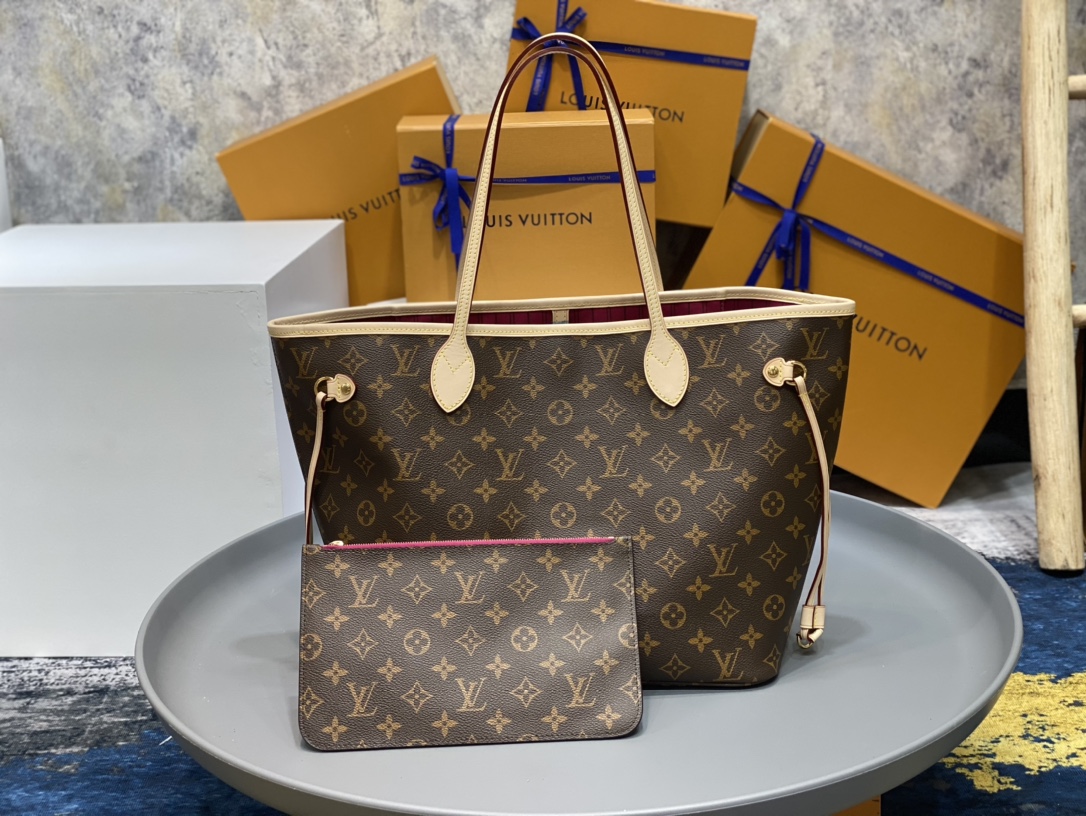 NO:176769,Neverfull Mommy Bag Model: M41178 Size 31.028.517.0 Material fine steel   Italian 5A fabric (the body steel parts are forged forging, with multiple high-strength stamping, fine engraving. The gold-plated surface is not easy to fade and get worn. The non-alloy parts are rough in their lettering, low density and easy to lose and easy to flower) Neverfull is the first choice for luxury goods, classic and highly practical!  Built-in zippered coin bag, soft body and exquisite workmanship!  The anti-counterfeiting line is clear, fashionable and versatile, and it is not time-series!  ,,gold plating19860909Neverfull 妈咪包 型号:M41178尺寸31.028.517.0材质精钢＋意大利5A面料(包身钢件为锻造工艺,多次高强度冲压成型,刻字精细.镀金面不易掉色磨花 .非合金件刻字粗糙,密度低易损易花)neverfull是奢侈品入门首选,经典,实用性高！内置拉链式零钱袋,包身柔软,做工精致！防伪线清晰,时尚百搭不过时序！,,gold plating,Bag