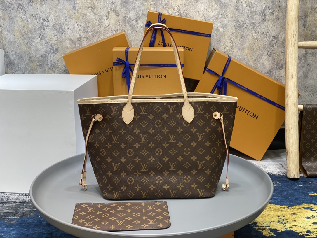 NO:176766,Neverfull Mommy Bag Model: M40995 Size 31.028.517.0 Material fine steel   Italian 5A fabric (the body steel parts are forged forging, with multiple high-strength stamping, fine engraving. The gold-plated surface is not easy to fade and get worn. The non-alloy parts are rough in their lettering, low density and easy to lose and easy to flower) Neverfull is the first choice for luxury goods, classic and highly practical!  Built-in zippered coin bag, soft body and exquisite workmanship!  The anti-counterfeiting line is clear, fashionable and versatile, and it is not time-series!  ,,gold plating19860909Neverfull 妈咪包 型号:M40995尺寸31.028.517.0材质精钢＋意大利5A面料(包身钢件为锻造工艺,多次高强度冲压成型,刻字精细.镀金面不易掉色磨花 .非合金件刻字粗糙,密度低易损易花)neverfull是奢侈品入门首选,经典,实用性高！内置拉链式零钱袋,包身柔软,做工精致！防伪线清晰,时尚百搭不过时序！,,gold plating,Bag