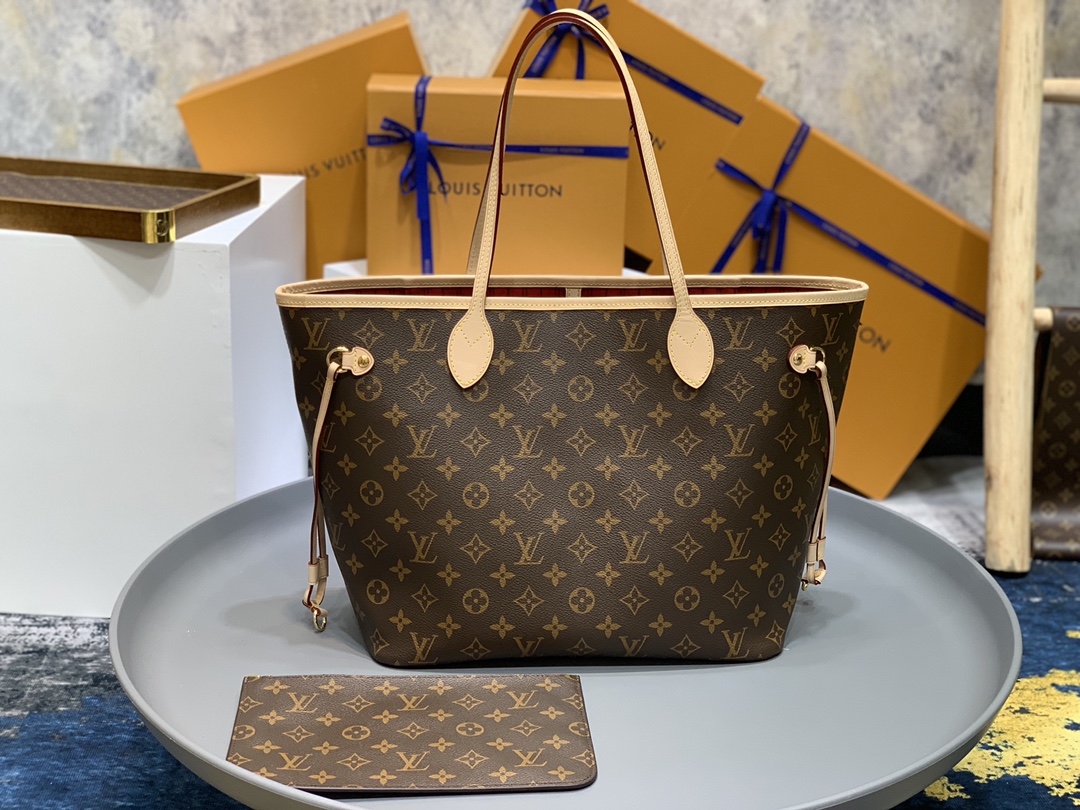 NO:176772,Neverfull Mommy Bag Model: M41177 Size 31.028.517.0 Material fine steel   Italian 5A fabric (the body steel parts are forged forging, with multiple high-strength stamping and fine engraving. The gold-plated surface is not easy to fade and get worn. The non-alloy parts are rough in their lettering, low density and easy to lose and easy to flower) Neverfull is the first choice for luxury goods, classic and highly practical!  Built-in zippered coin bag, soft body and exquisite workmanship!  The anti-counterfeiting line is clear, fashionable and versatile, and it is not time-series!  ,,gold plating19860909Neverfull 妈咪包 型号:M41177尺寸31.028.517.0材质精钢＋意大利5A面料(包身钢件为锻造工艺,多次高强度冲压成型,刻字精细.镀金面不易掉色磨花 .非合金件刻字粗糙,密度低易损易花)neverfull是奢侈品入门首选,经典,实用性高！内置拉链式零钱袋,包身柔软,做工精致！防伪线清晰,时尚百搭不过时序！,,gold plating,Bag