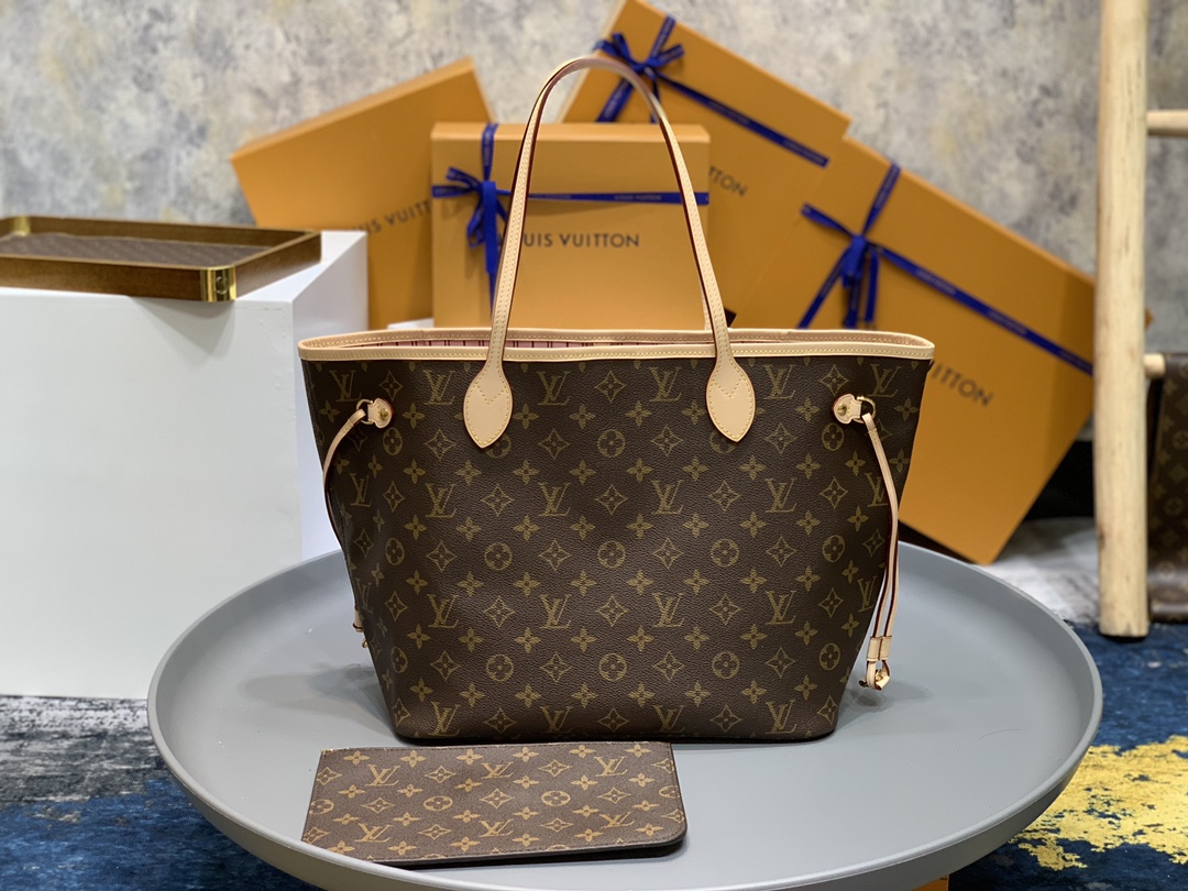 NO:176775,Neverfull Mommy Bag Model: M50366 size 31.028.517.0 material stainless steel   Italian 5A fabric (the body steel parts are forged forging, with multiple high-strength stamping and fine engraving. The gold-plated surface is not easy to fade and get worn. The non-alloy parts are rough in their lettering, low density and easy to lose and easy to flower) Neverfull is the first choice for luxury goods, classic and highly practical!  Built-in zippered coin bag, soft body and exquisite workmanship!  The anti-counterfeiting line is clear, fashionable and versatile, and it is not time-series!  ,,gold plating19860909Neverfull 妈咪包 型号:M50366尺寸31.028.517.0材质精钢＋意大利5A面料(包身钢件为锻造工艺,多次高强度冲压成型,刻字精细.镀金面不易掉色磨花 .非合金件刻字粗糙,密度低易损易花)neverfull是奢侈品入门首选,经典,实用性高！内置拉链式零钱袋,包身柔软,做工精致！防伪线清晰,时尚百搭不过时序！,,gold plating,Bag