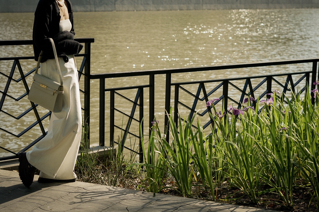 Ysl 𝑴𝒂𝒏𝒉𝒂𝒕𝒕𝒂𝒏 29CM曼哈顿法棍包 579271白色牙签纹金扣