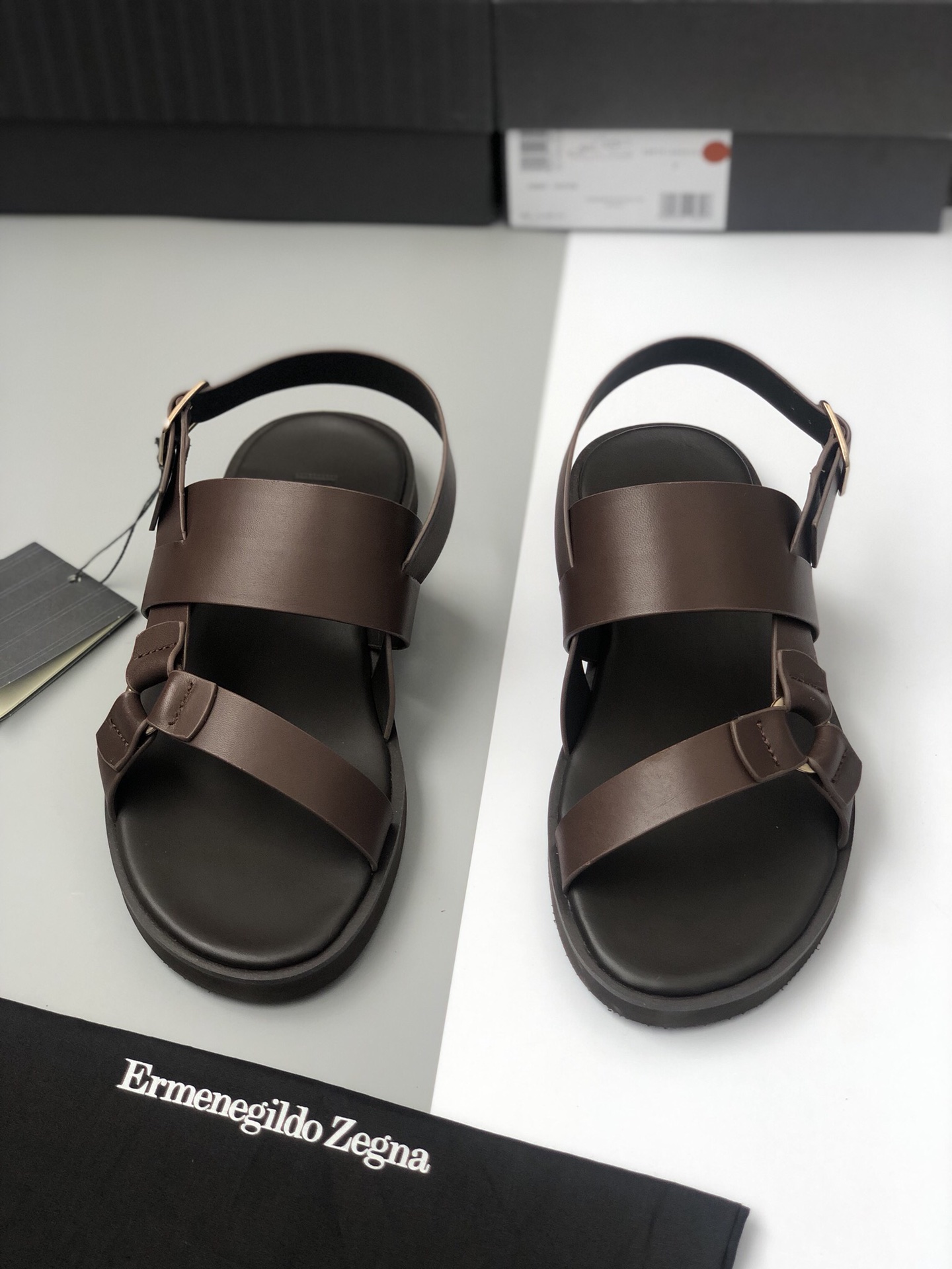 NO:347687,Zg Zenia's full leather men's sandals are released simultaneously on the official website. The shoes are imported calfskin, and the inner insole is also full of cowhide. Special mold, the unslipped toothed straps with logo. This sandal is super light on the feet and has strong comfort. Light luxury leather shoes are normal size39/40/41/42/43/44 Brown,,zegna,sandals,cowhide19860909Zg杰尼亚全真皮男式凉鞋 官网同步首发 鞋子采用进口小牛皮面 内里鞋垫也全牛皮 特制模具大底防滑齿纹带Logo 此凉鞋上脚超轻便 舒适度极强 轻奢 皮鞋正常size39/40/41/42/43/44 棕色,,zegna,sandals,cowhide,Men's shoes